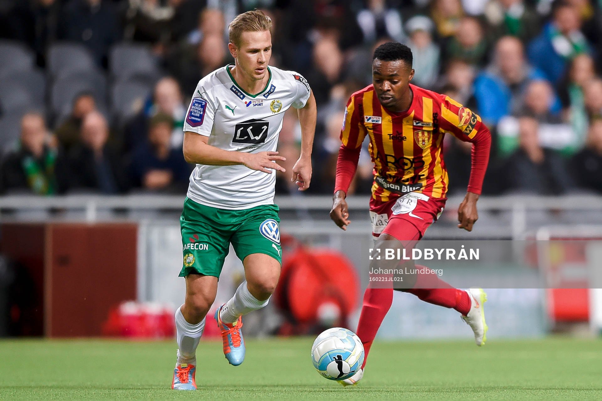 Hammarbys Erik Israelsson och Syrianskas Success Chimakpa