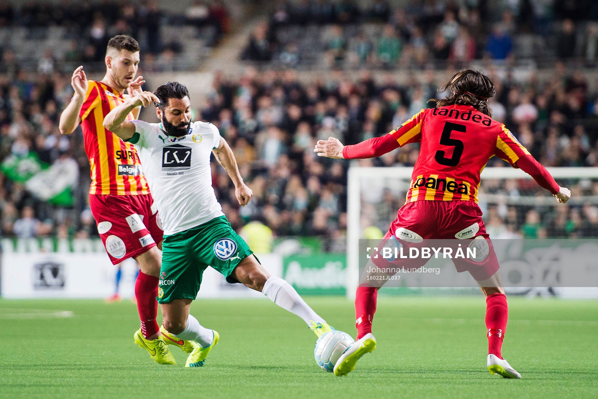 Hammarbys Stefan Batan försöker ta sig förbi Syrianskas