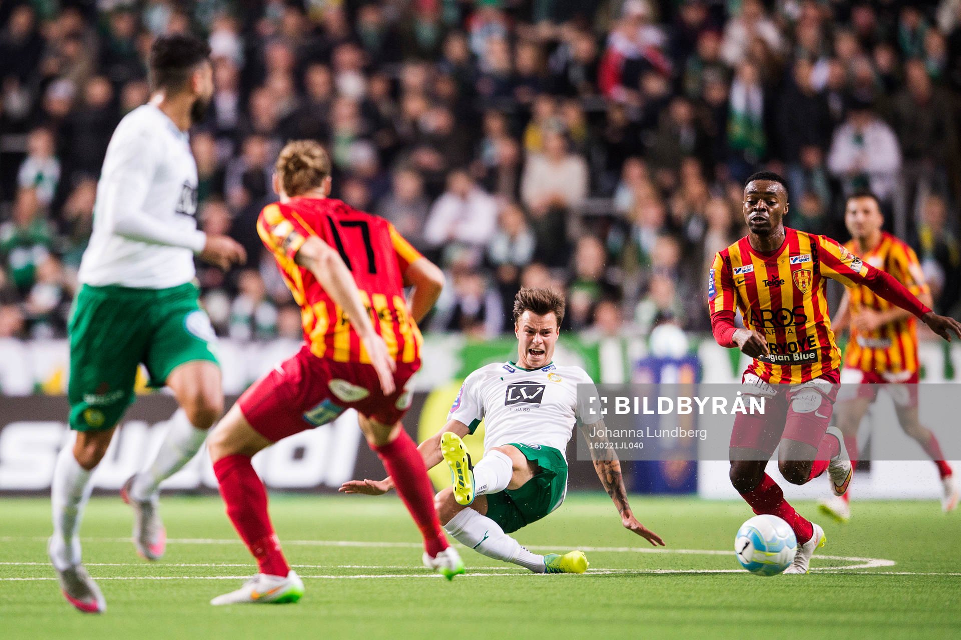 Hammarbys Melker Hallberg och Syrianskas Success Chimakpa