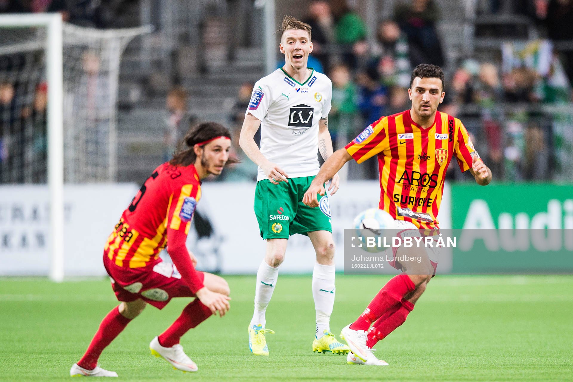 Hammarbys Birkir Már Saevarsson ser på när Syrianskas