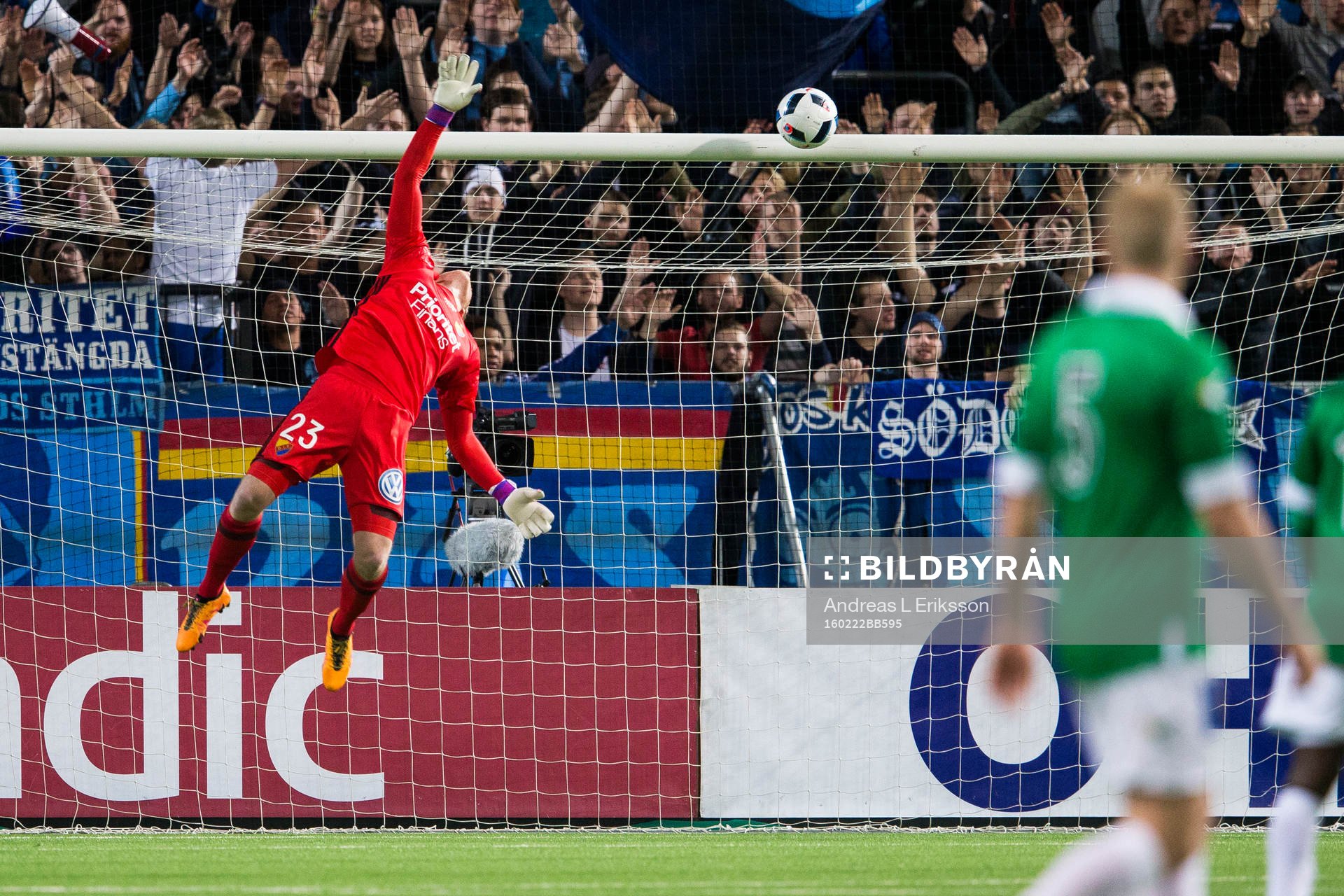 Djurgårdens målvakt Hampus Nilsson ser hur bollen tar i