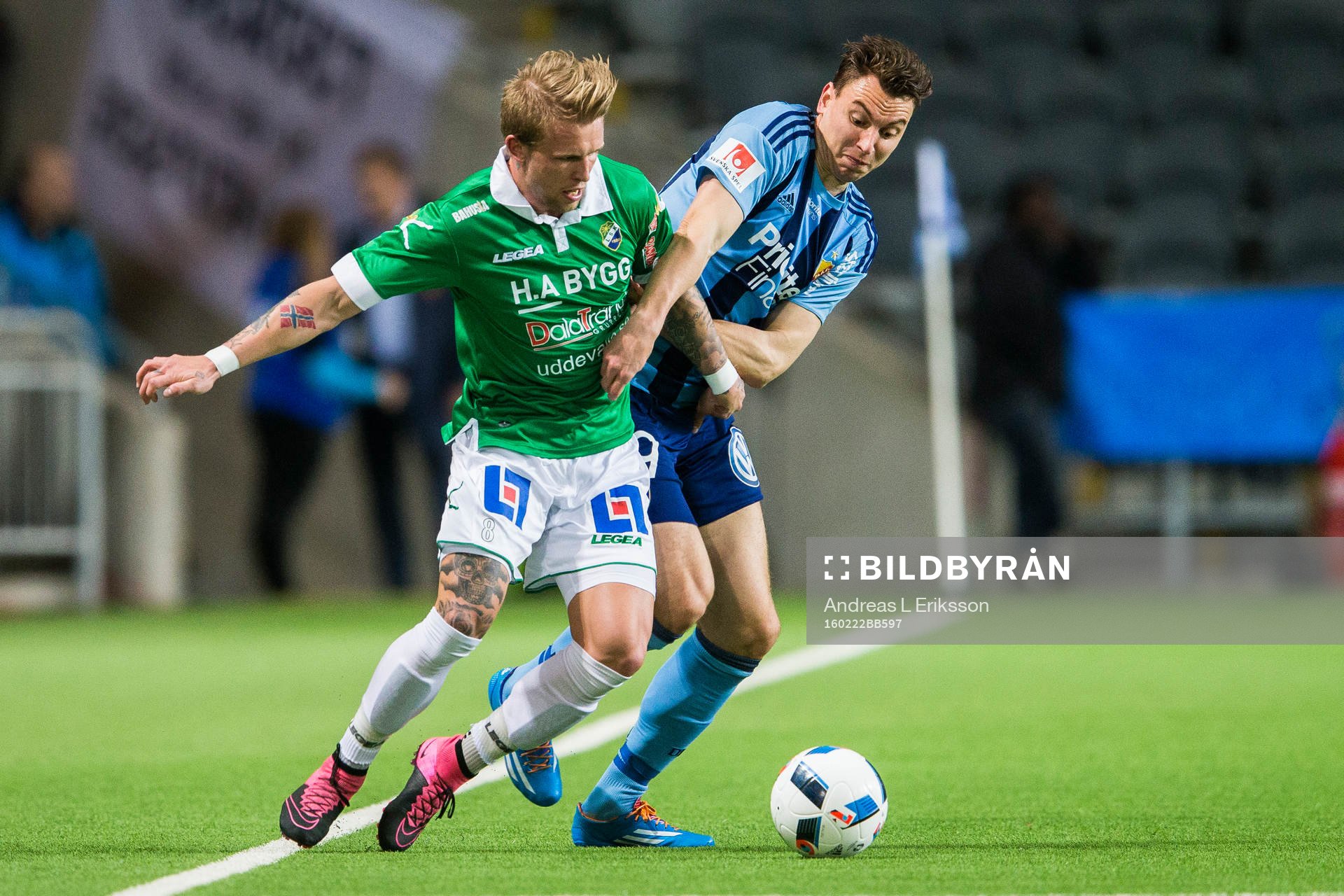 Ljungskiles Tim Nilsen i kamp om bollen med Djurgårdens