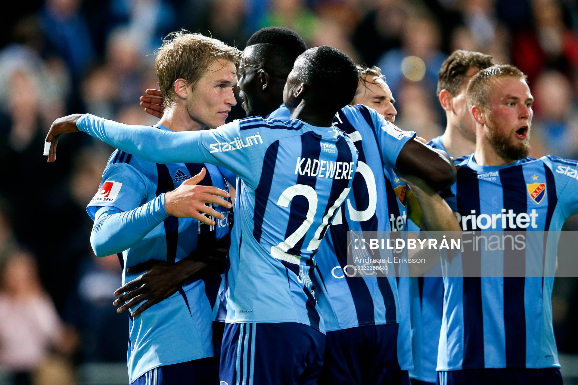 Djurgårdens Sebastian Andersson kramas om av sina