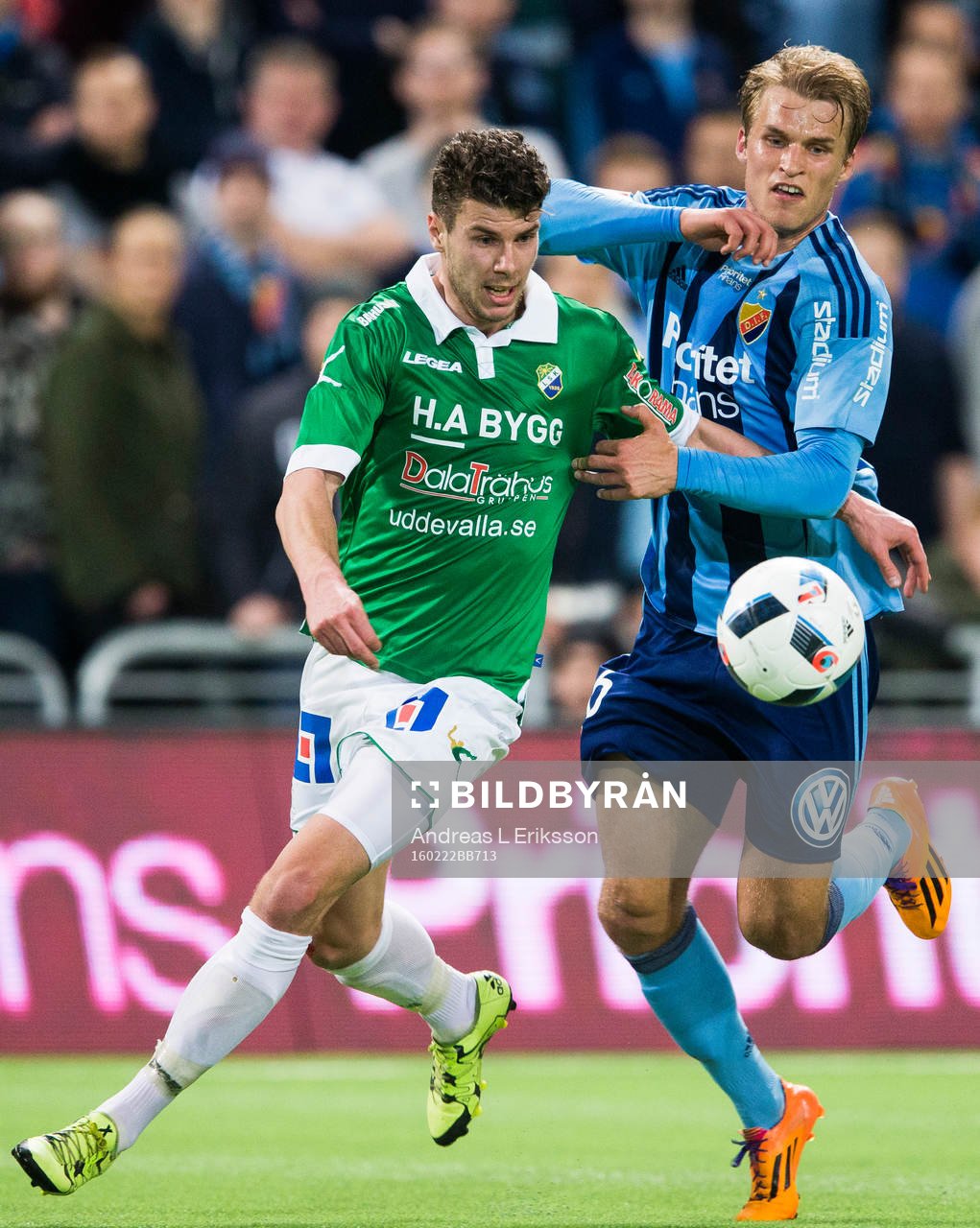 Ljungskiles Mattias Pedersén i kamp om bollen med