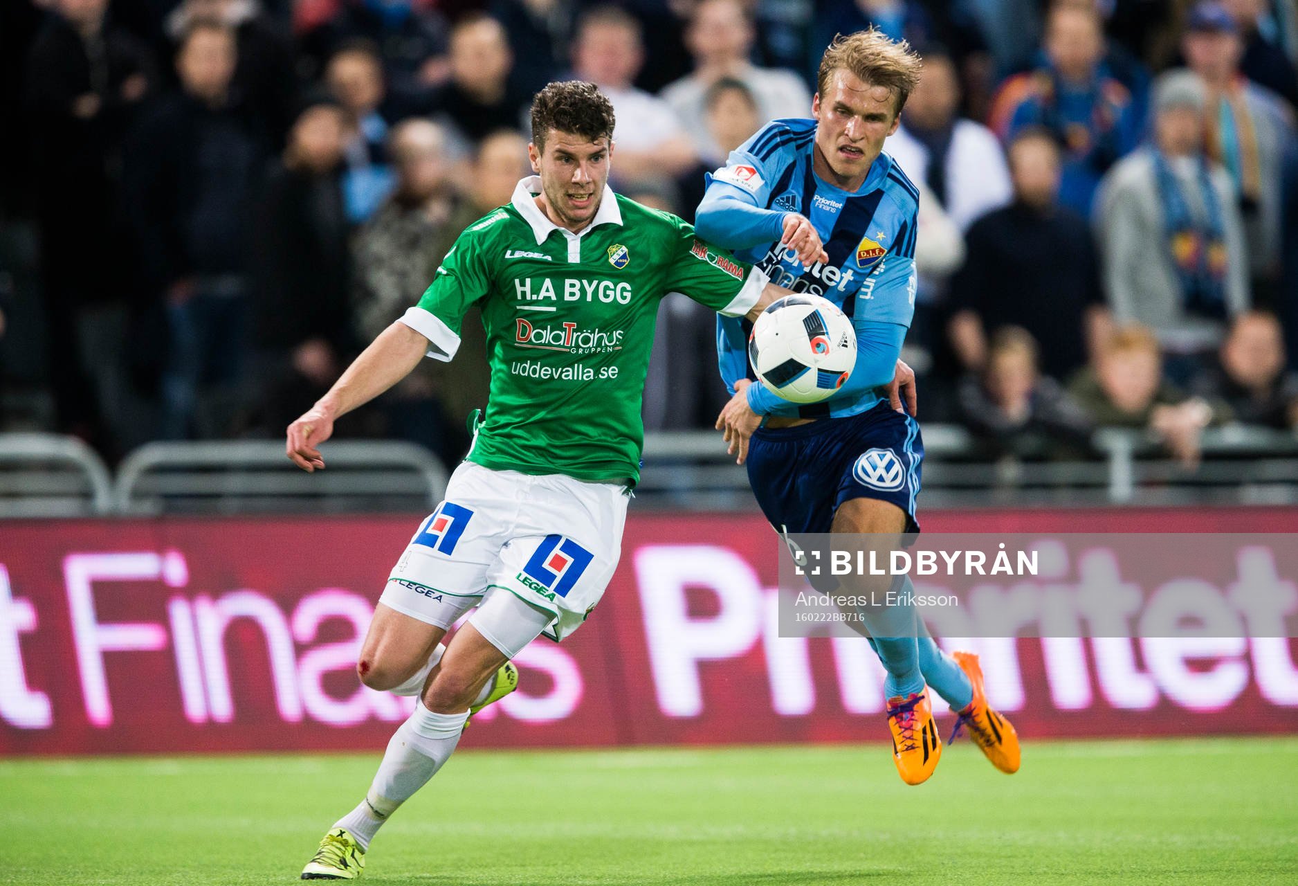 Ljungskiles Mattias Pedersén i kamp om bollen med