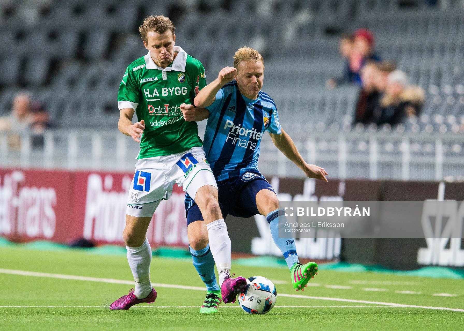 Ljungskiles Jakob Olsson i kamp om bollen med Djurgårdens