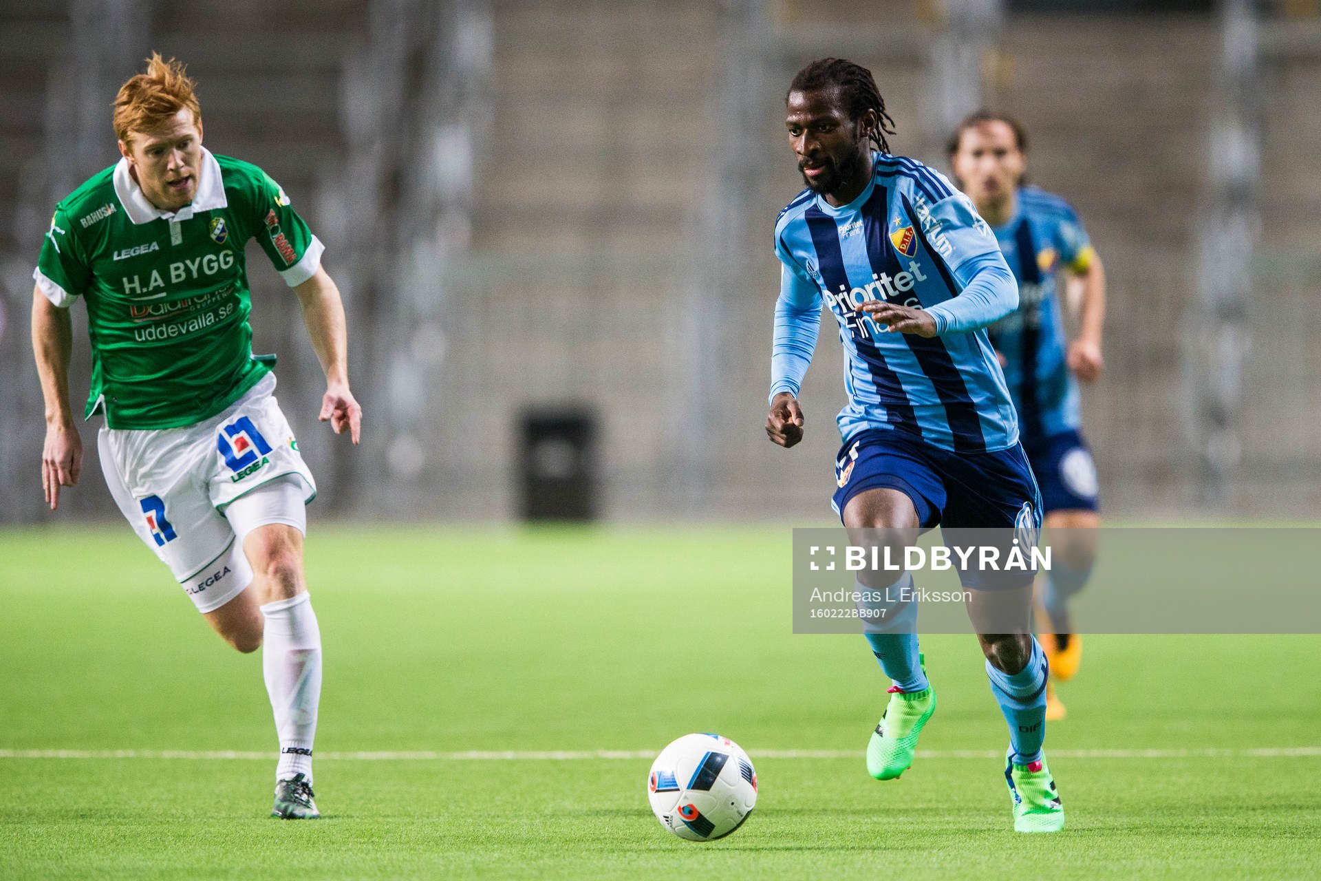 Djurgårdens Amadou Jawo med bollen