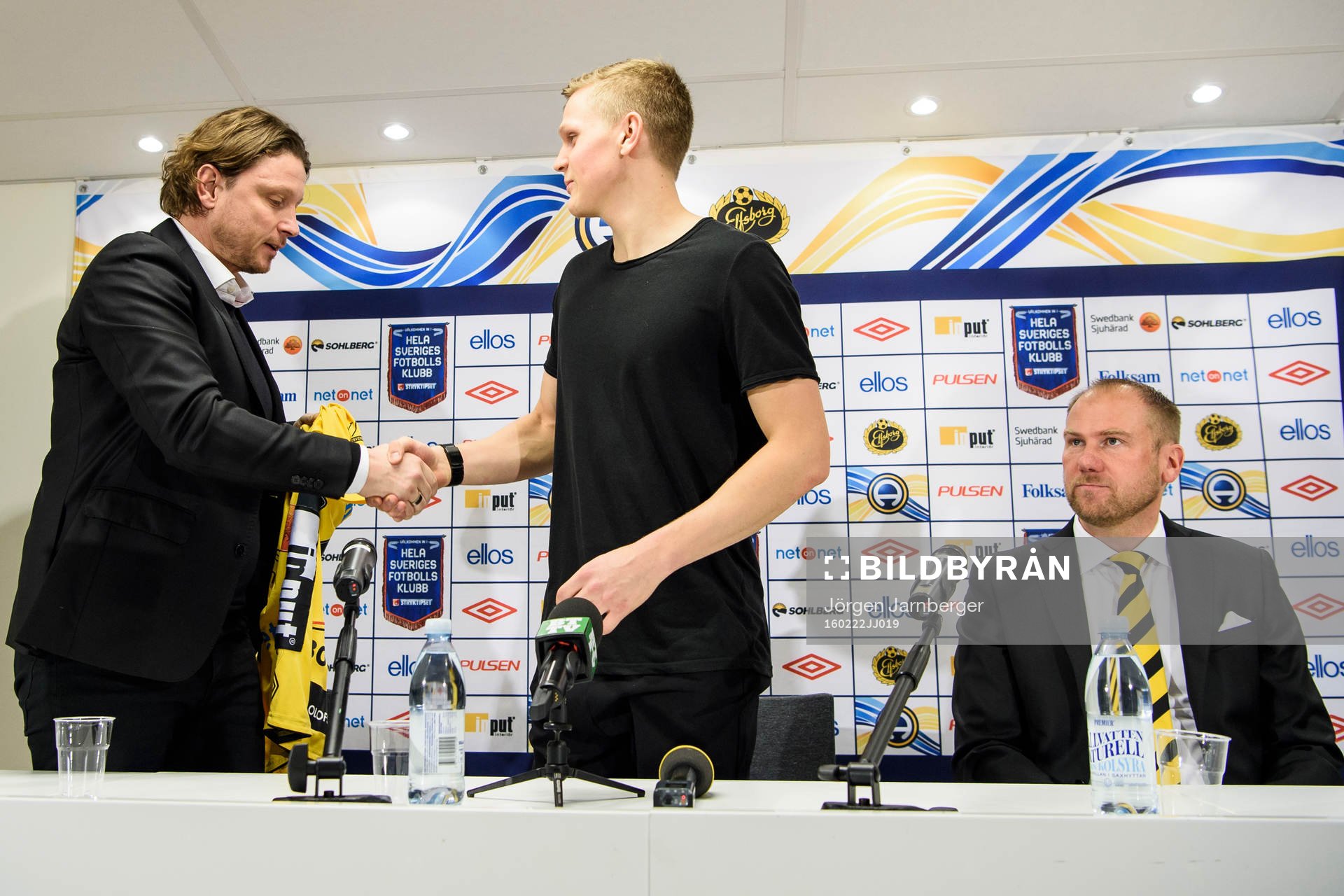 Elfsborgs klubbchef Stefan Andreasson skakar hand med