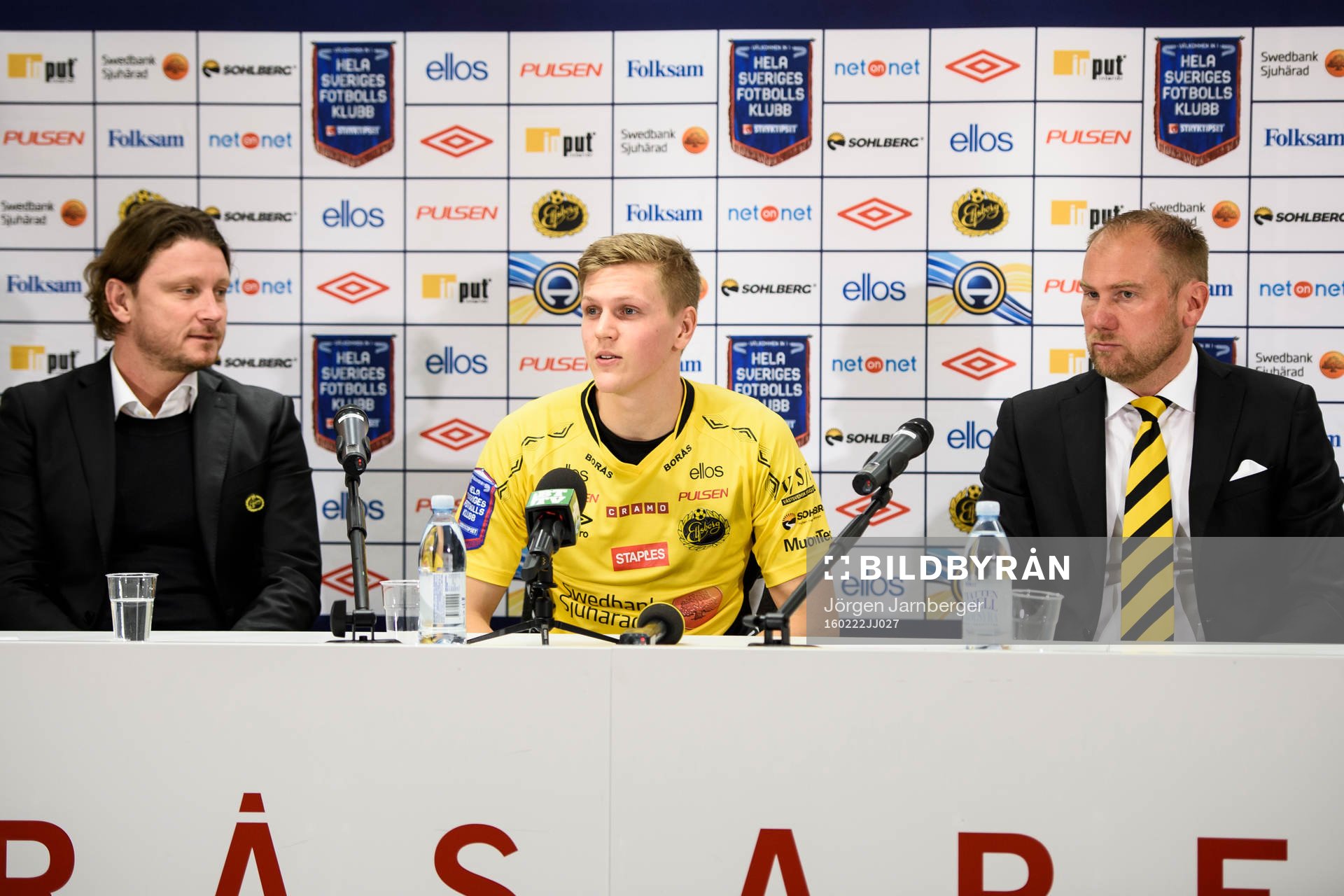 Elfsborgs nyförvärv Joakim Nilsson (mitten) med klubbchef