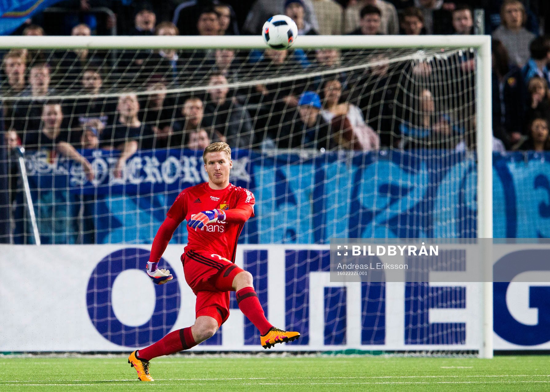 Djurgårdens målvakt Hampus Nilsson med en utspark