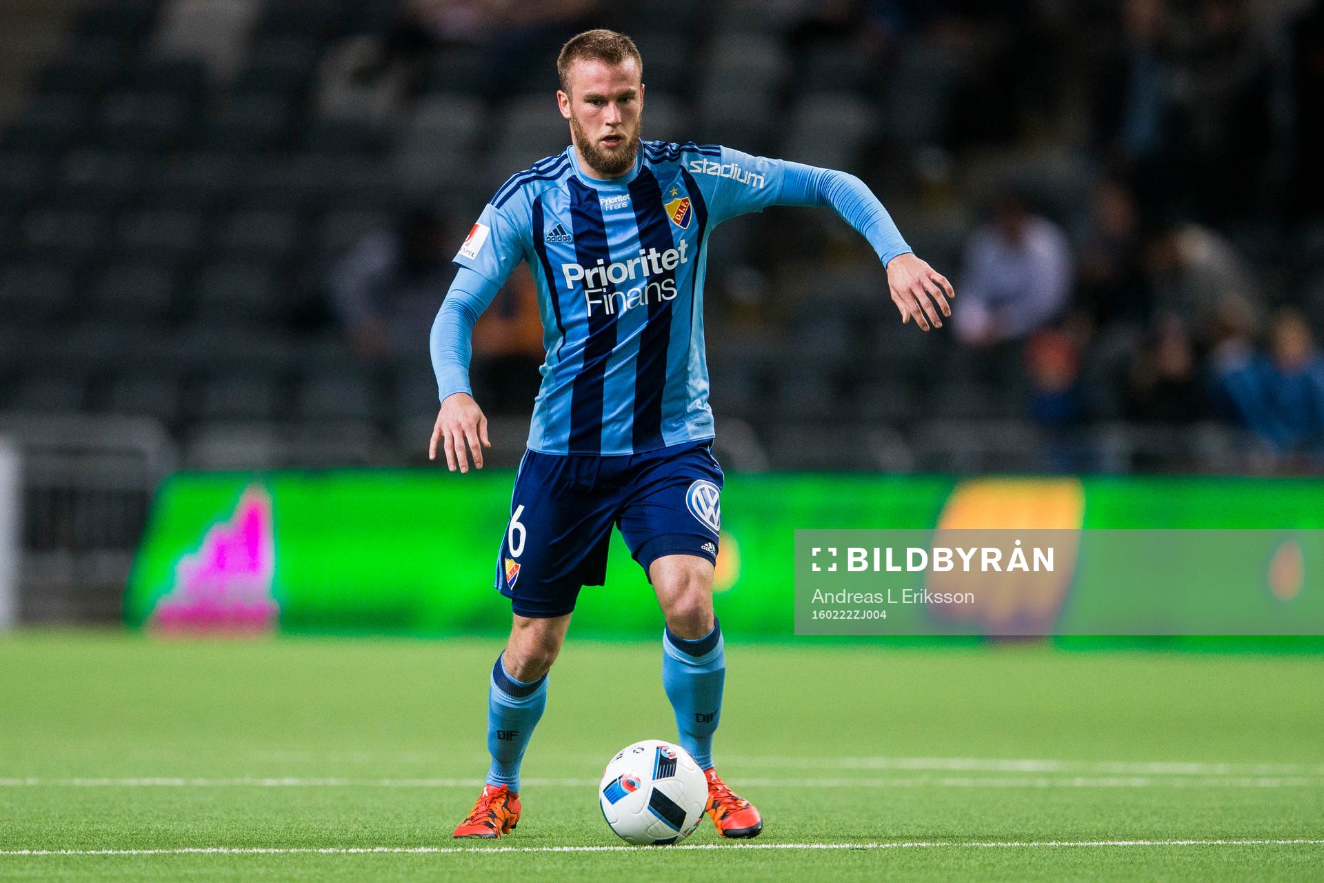 Djurgårdens Alexander Faltsetas med bollen