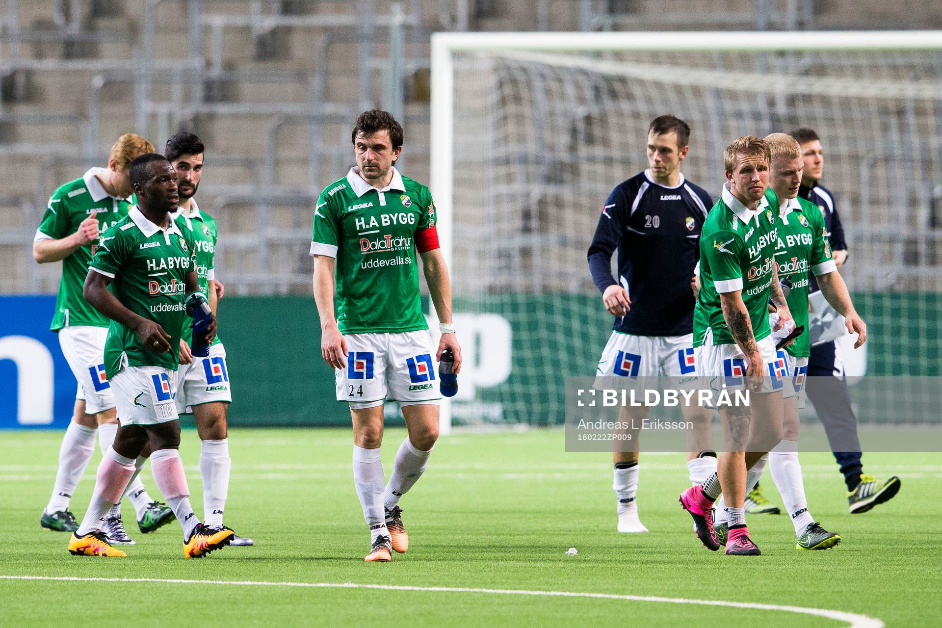Ljungskiles Aleksandar Kitic och hans lagkamrater hänger
