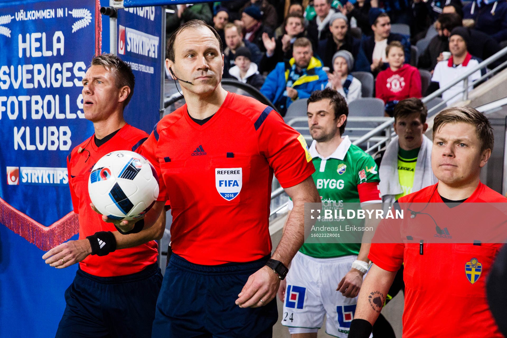 Linjedomare Mathias Klasenius , domare Jonas Eriksson och