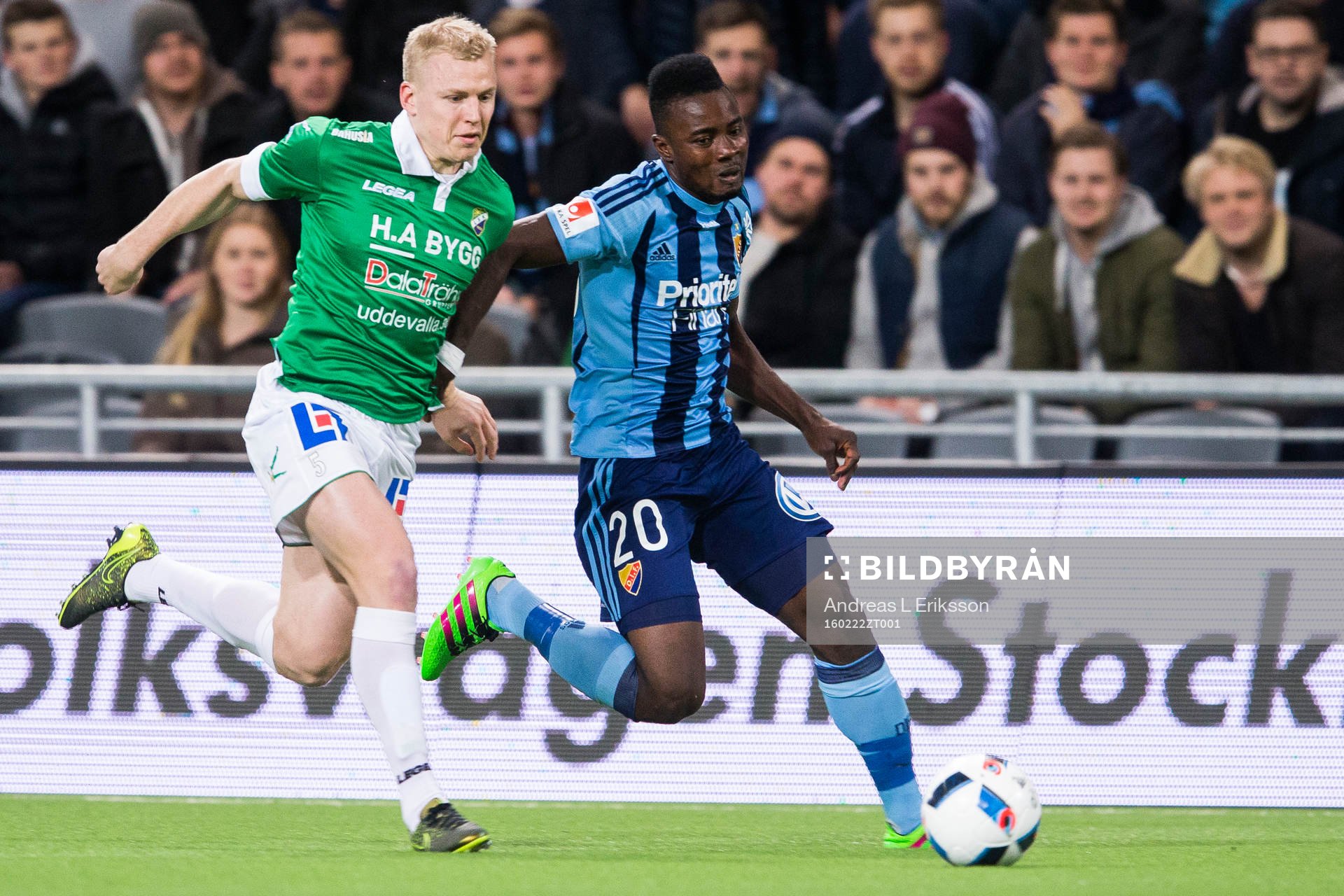 Ljungskiles Petter Björlund jagar Djurgårdens Sam Johnson