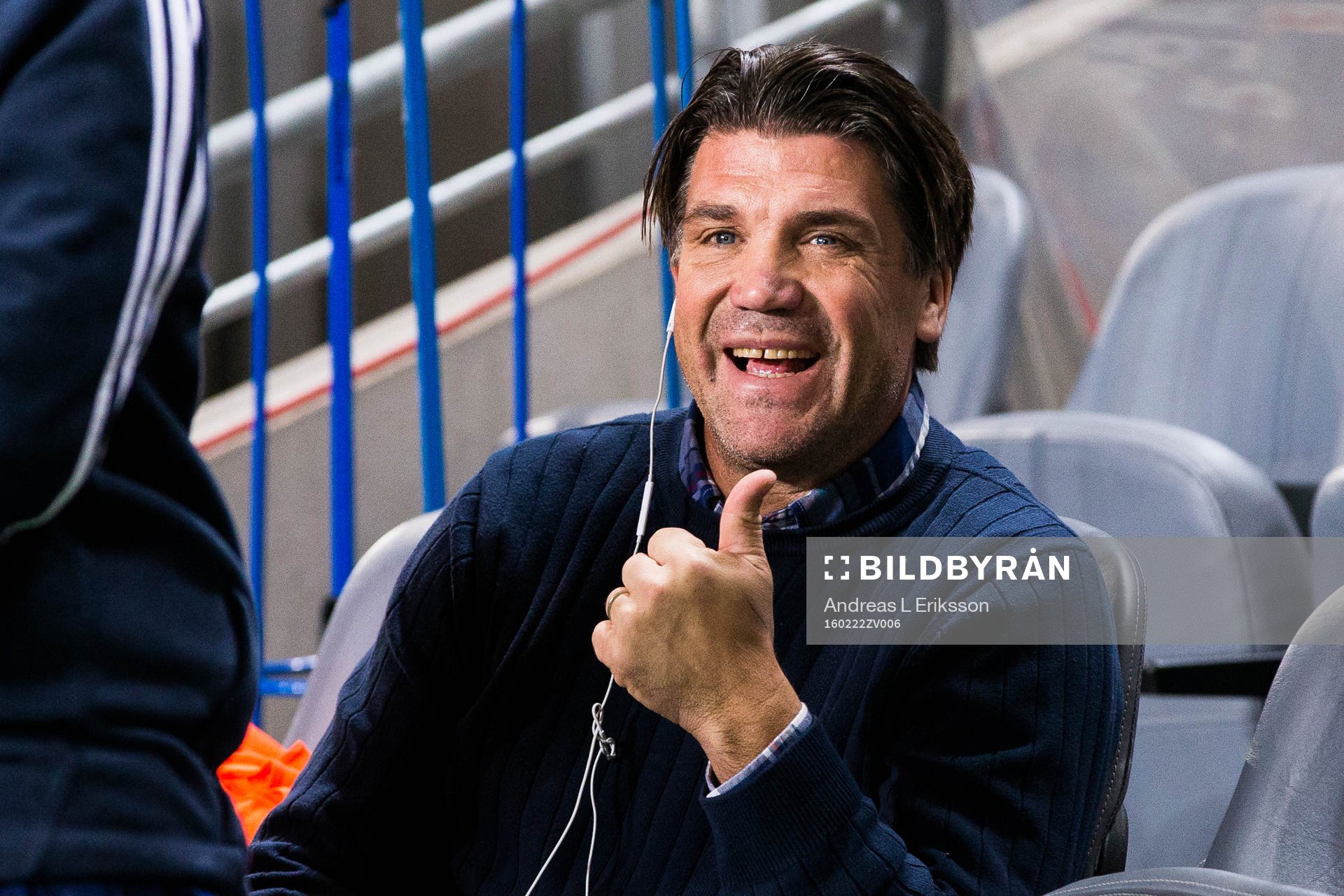 Djurgårdens sportchef Bo Andersson gör tummen upp innan