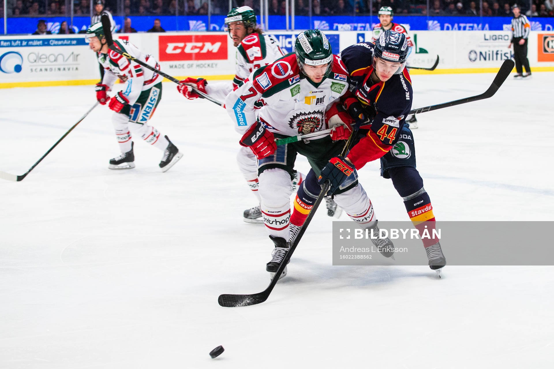 Frölundas Henrik Tömmernes i kamp om pucken med