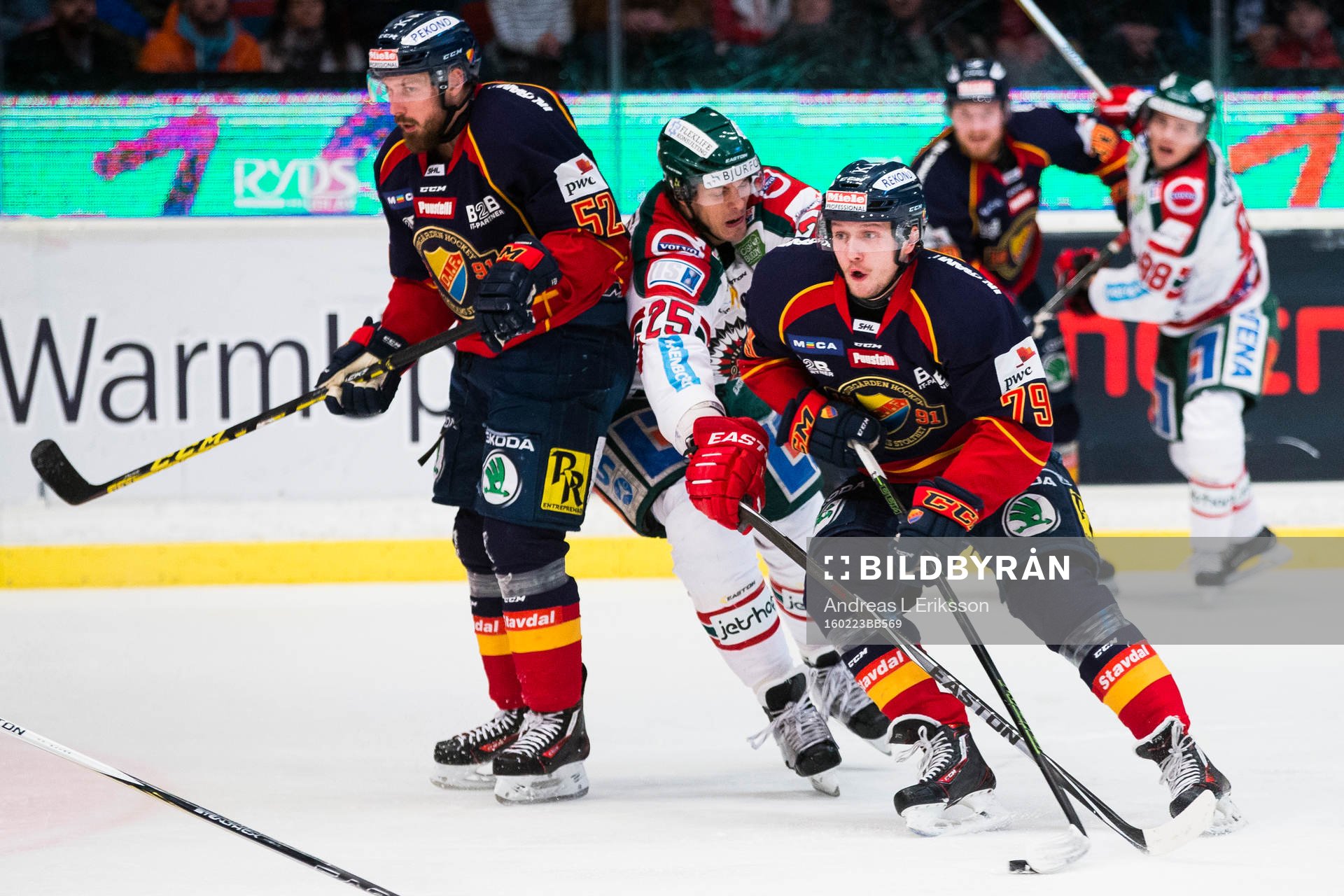 Djurgårdens Mikael Ahlén och Emil Lundberg ii kamp om