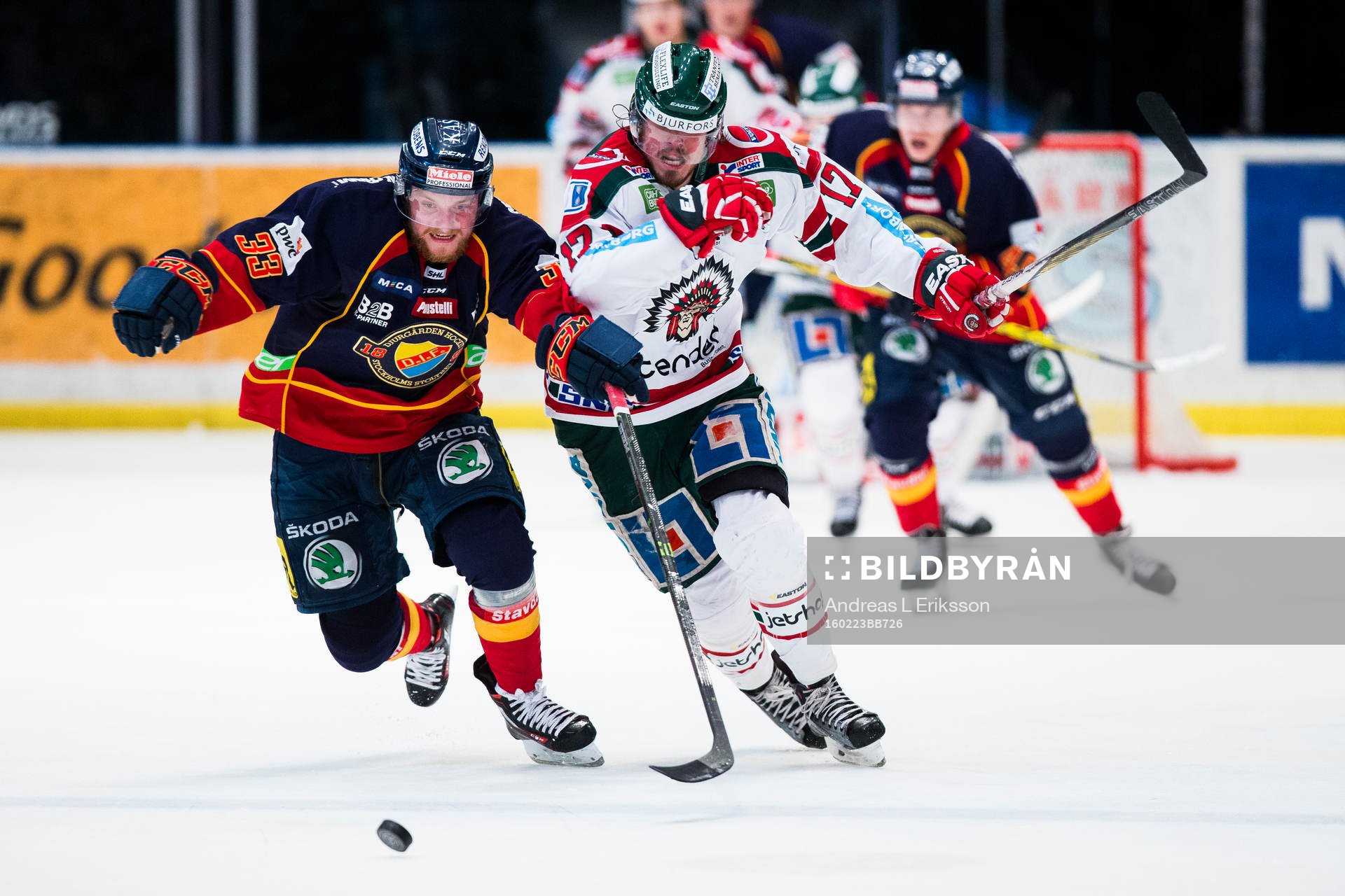 Djurgårdens Linus Hultström i kamp om pucken med