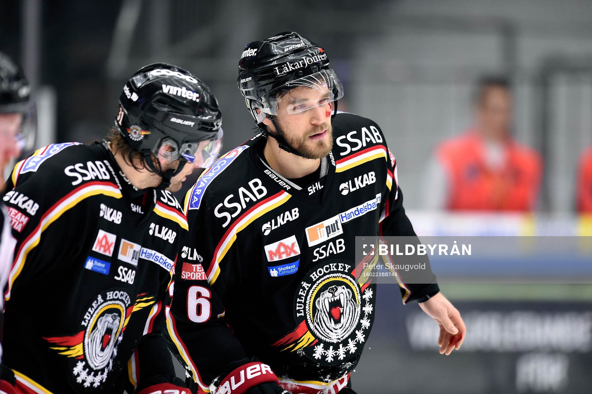 Luleås Craig Schira lämnar isen med en skada