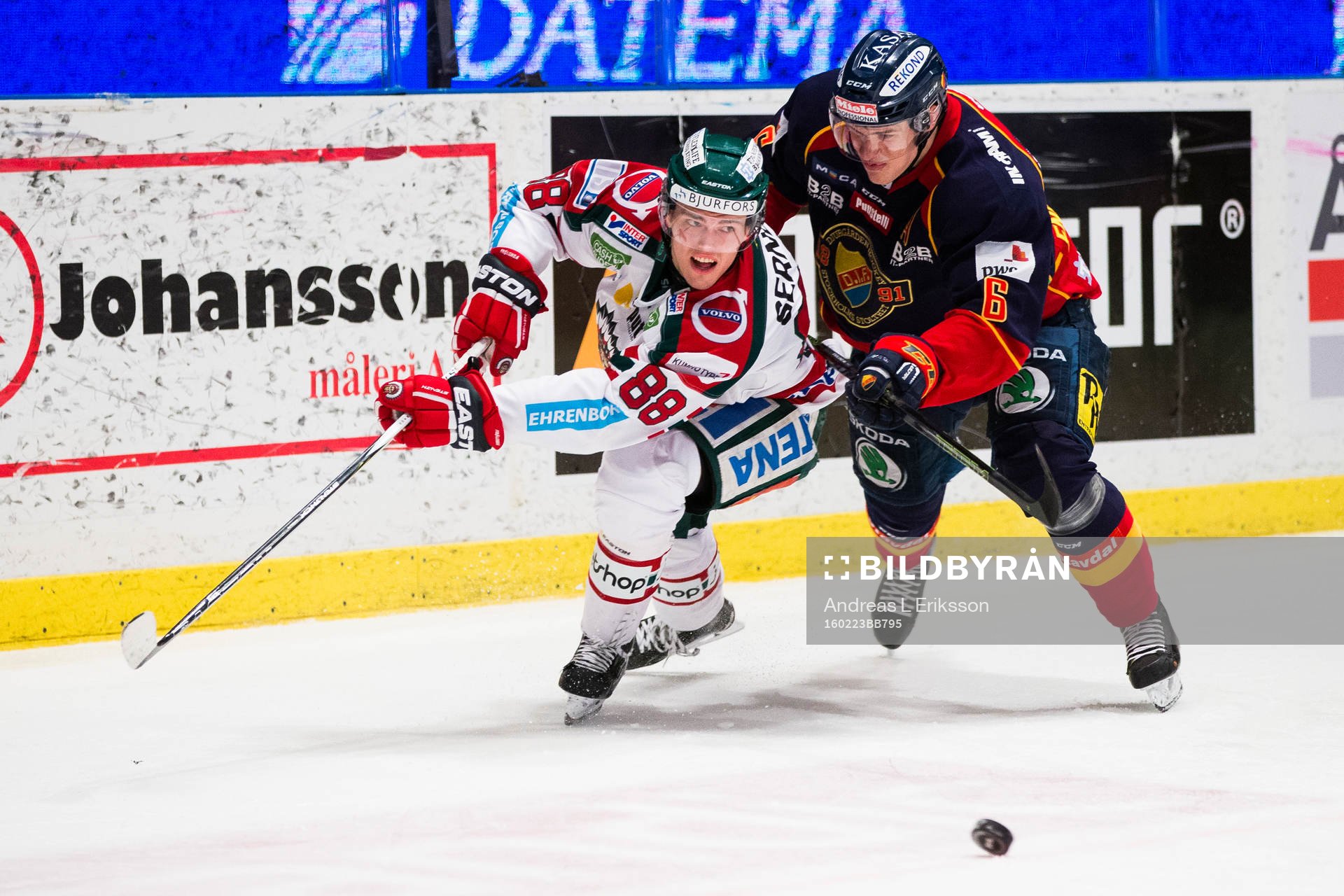 Frölundas Andreas Johnson i kamp om pucken med