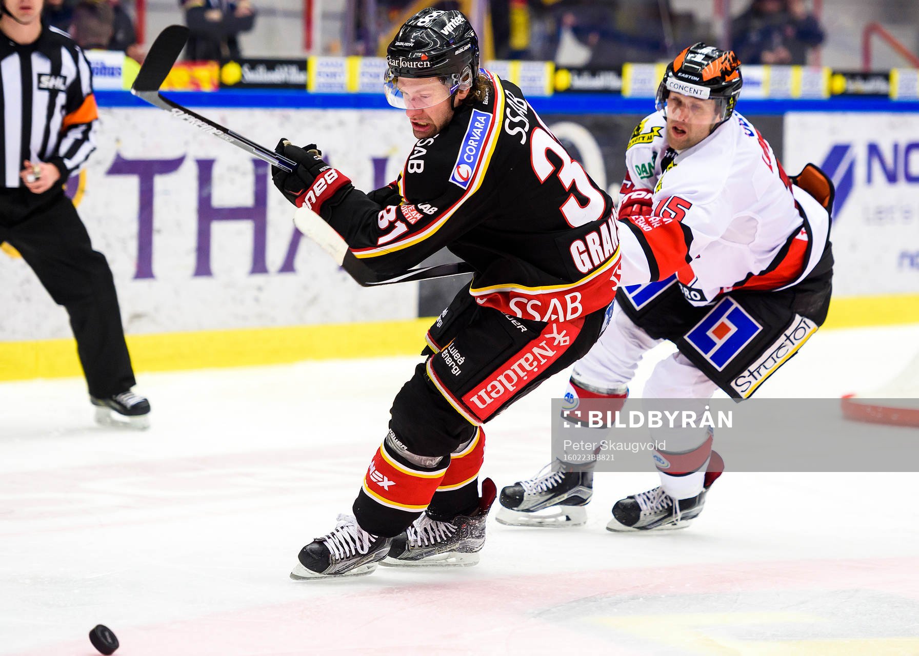 Luleås Jonathan Granström jagas av Örebros Henrik