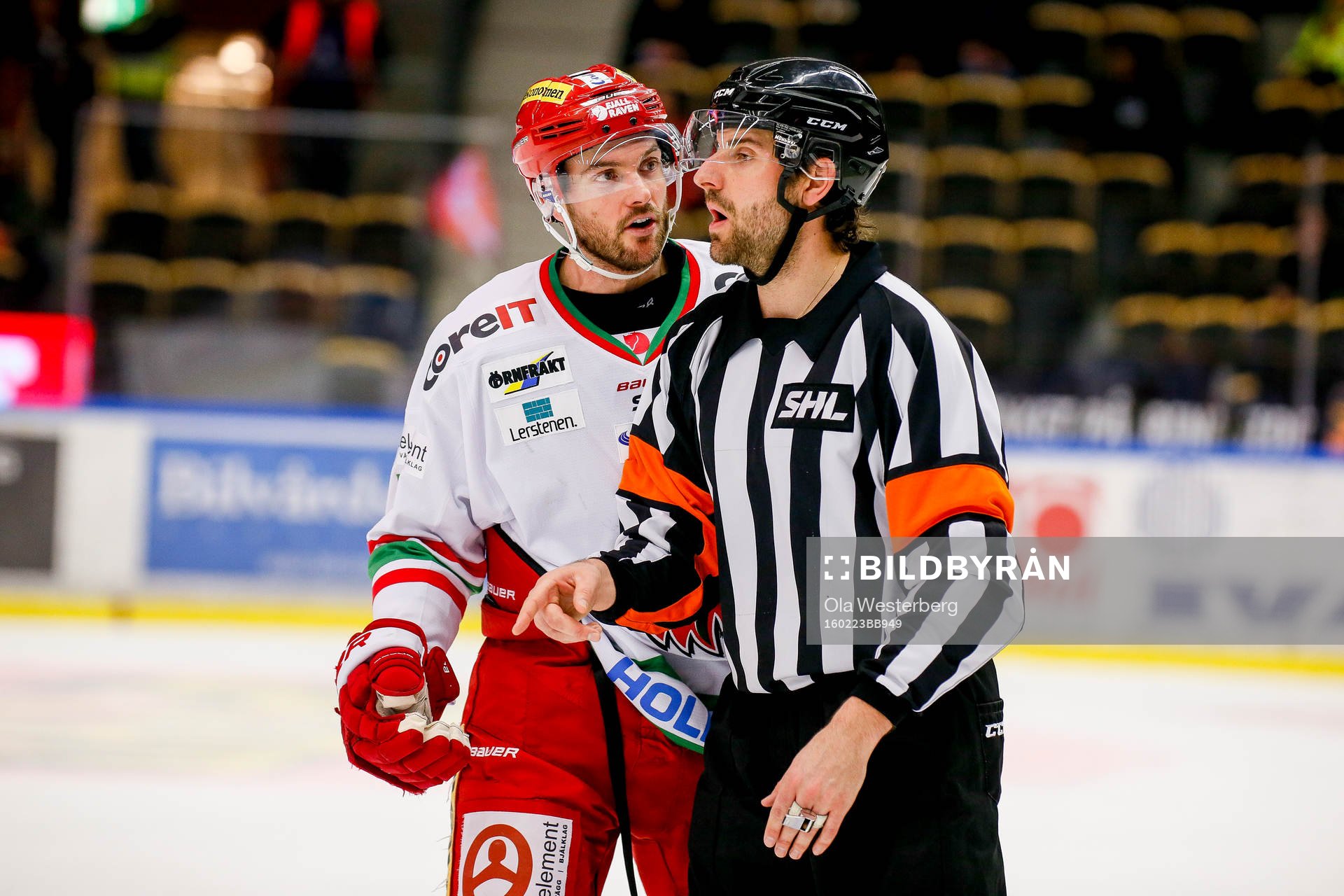 MoDos Noah Welch och domaren Mikael Sjöqvist
