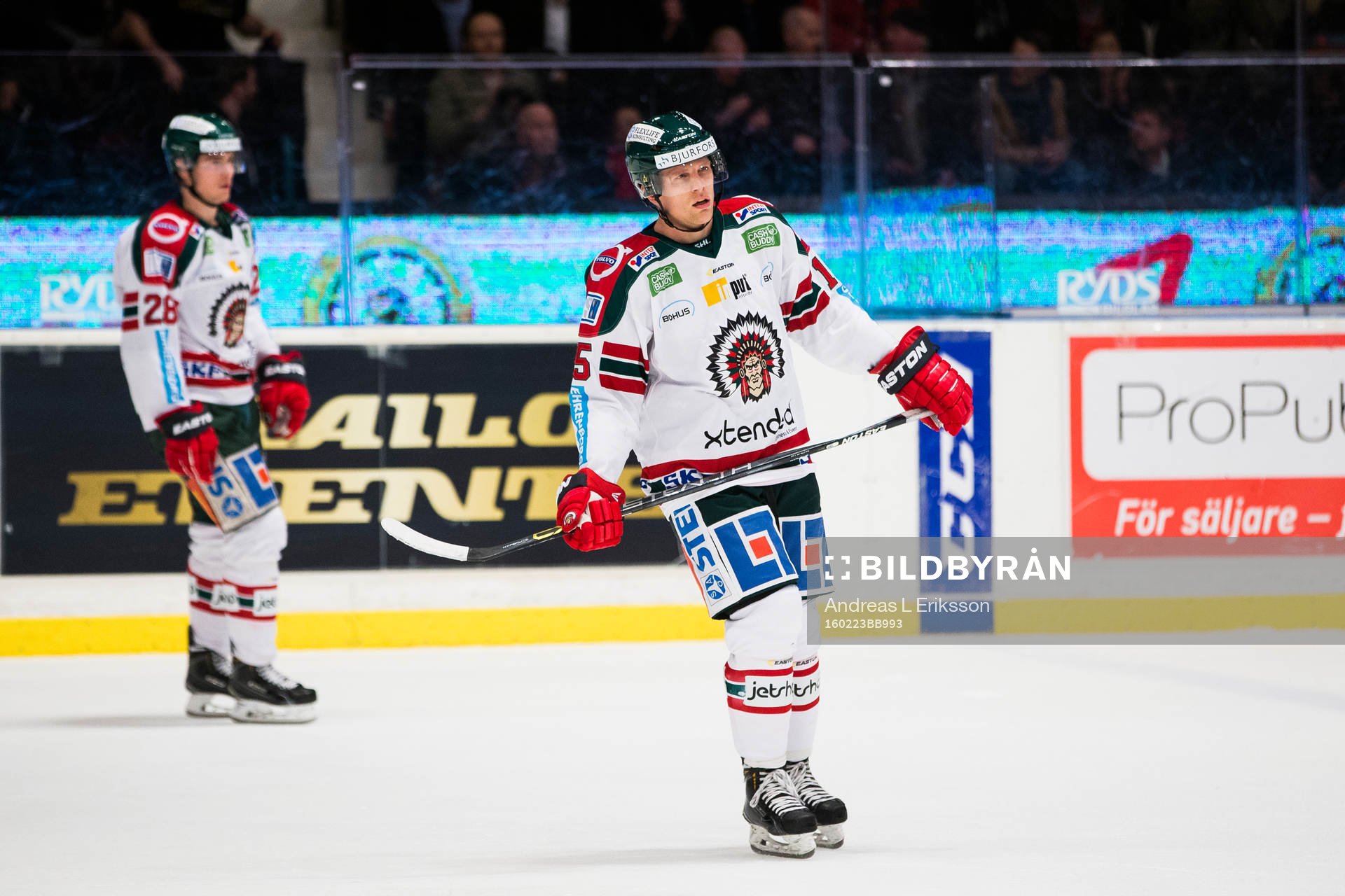 Frölundas Johan Sundström och Joey Crabb ser deppiga ut