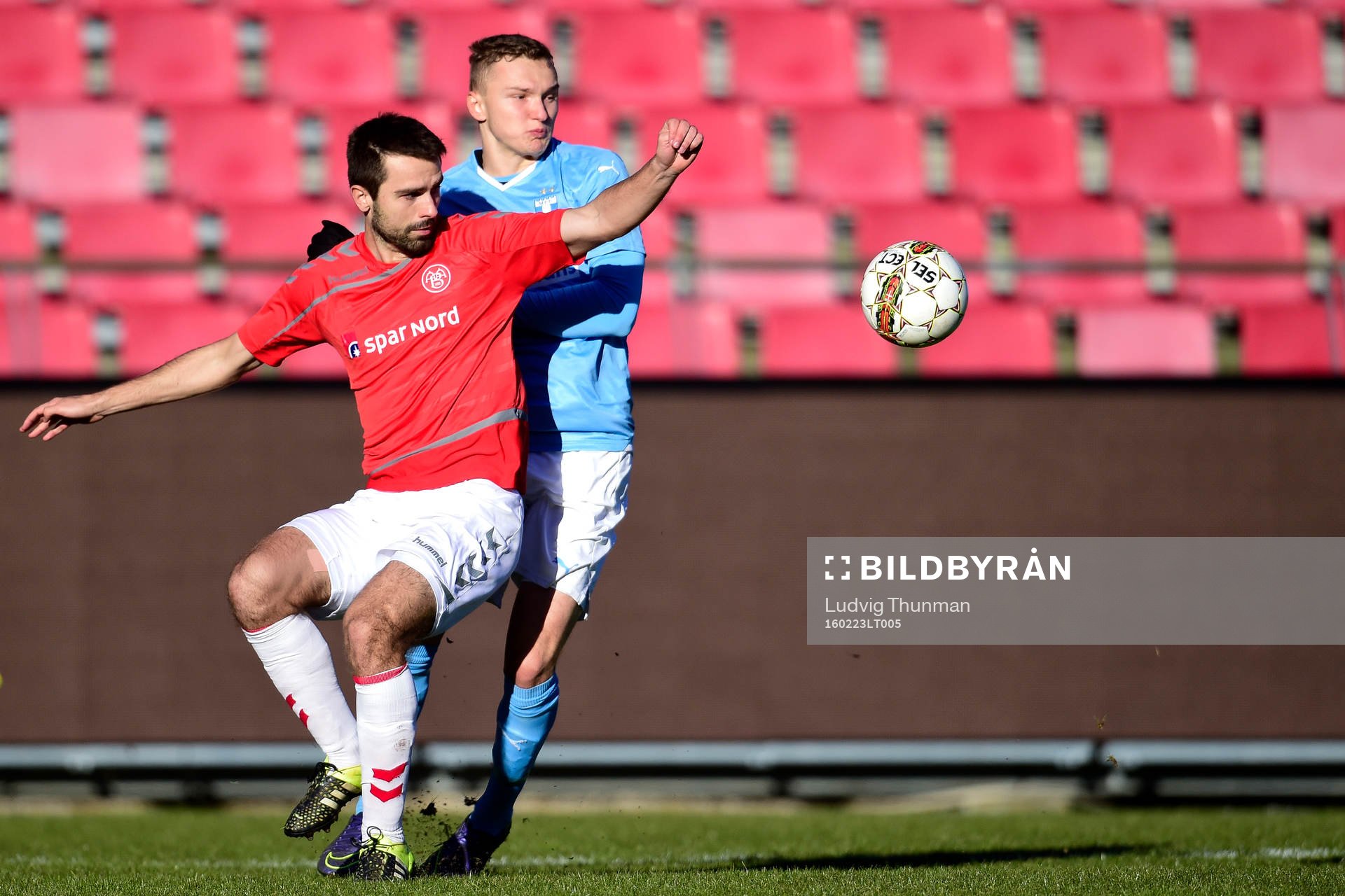 Ålborgs Jakob Blåbjerg i närkamp med Malmö FFs Piotr Johansson under träningsmatchen i fotboll mellan Ålborg och Malmö FF den 23 februari 2016 i Ålborg.