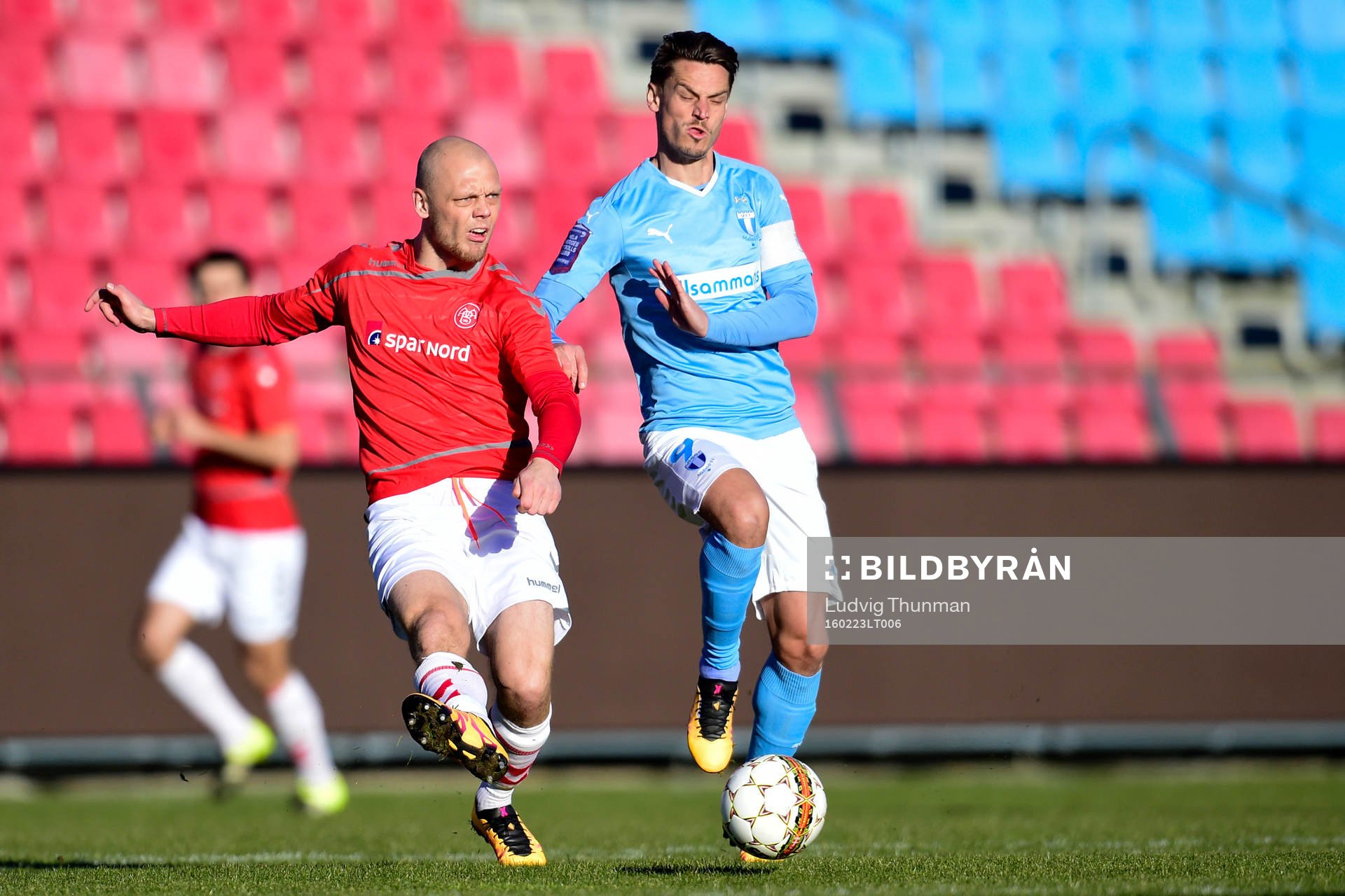 Ålborgs Kasper Pedersen och Malmö FFs Markus Rosenberg under träningsmatchen i fotboll mellan Ålborg och Malmö FF den 23 februari 2016 i Ålborg.