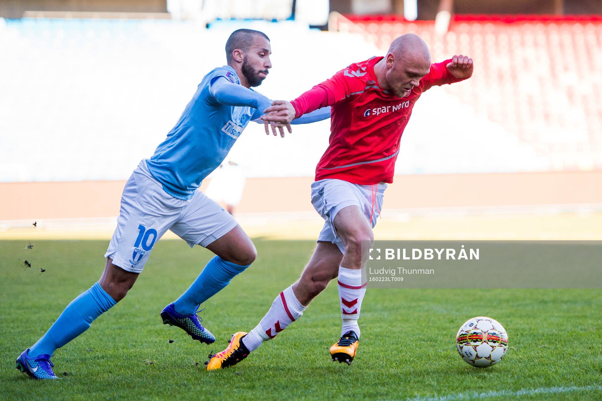 Malmö FFs Guillermo Molins jagar Ålborgs Kasper Pedersen under träningsmatchen i fotboll mellan Ålborg och Malmö FF den 23 februari 2016 i Ålborg. 
