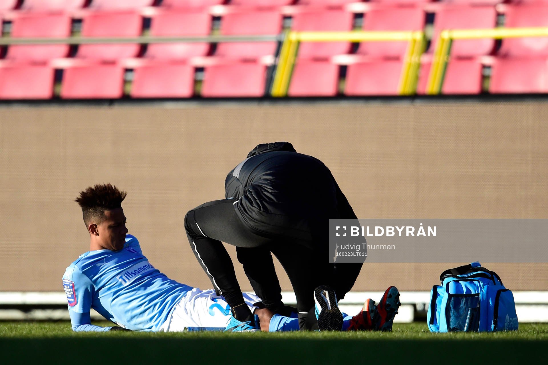 Malmö FFs Tobias Sana undersöks av naprapat Wilner