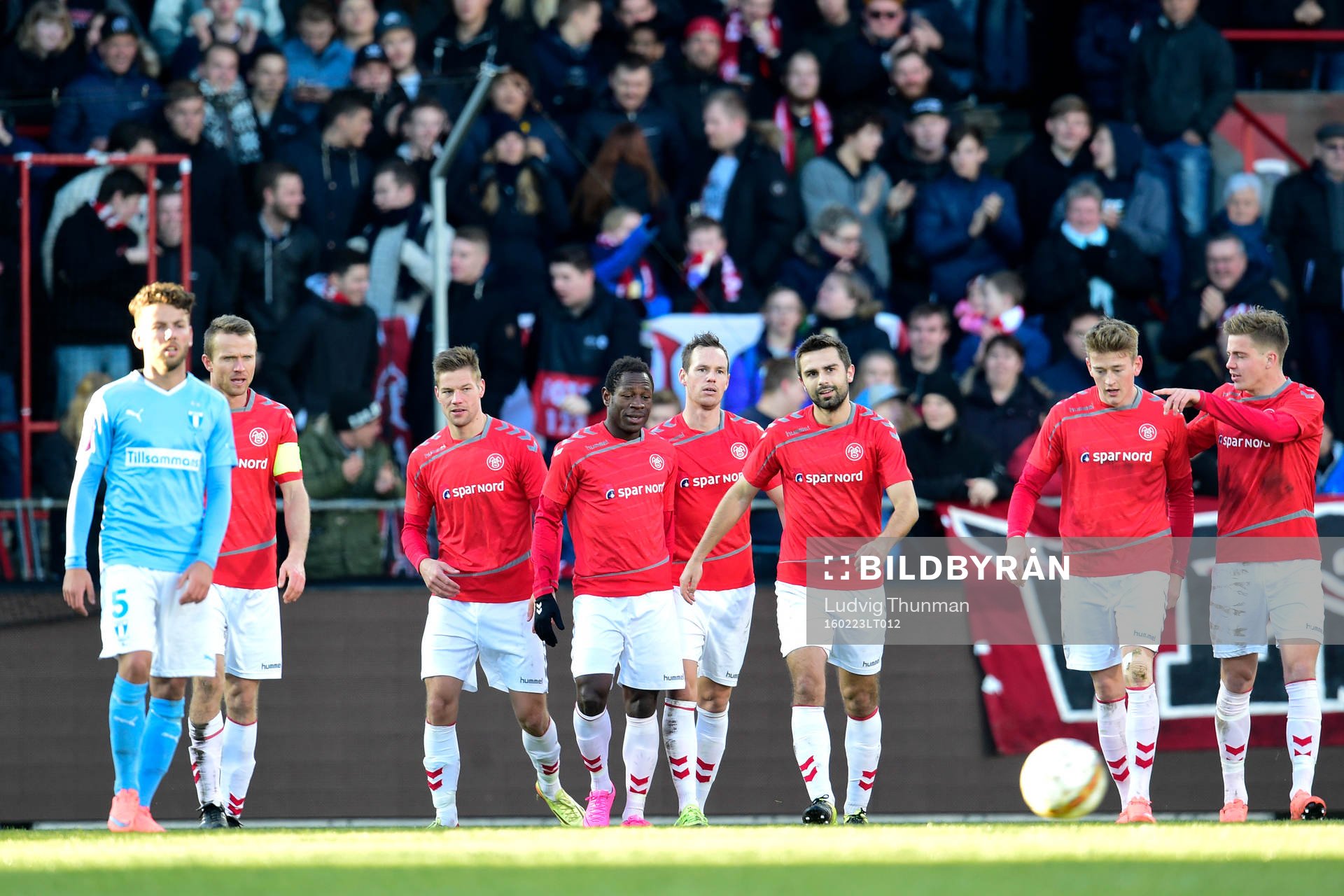 Ålborgs spelare jublar efter 3-0 under träningsmatchen i fotboll mellan Ålborg och Malmö FF den 23 februari 2016 i Ålborg. 
