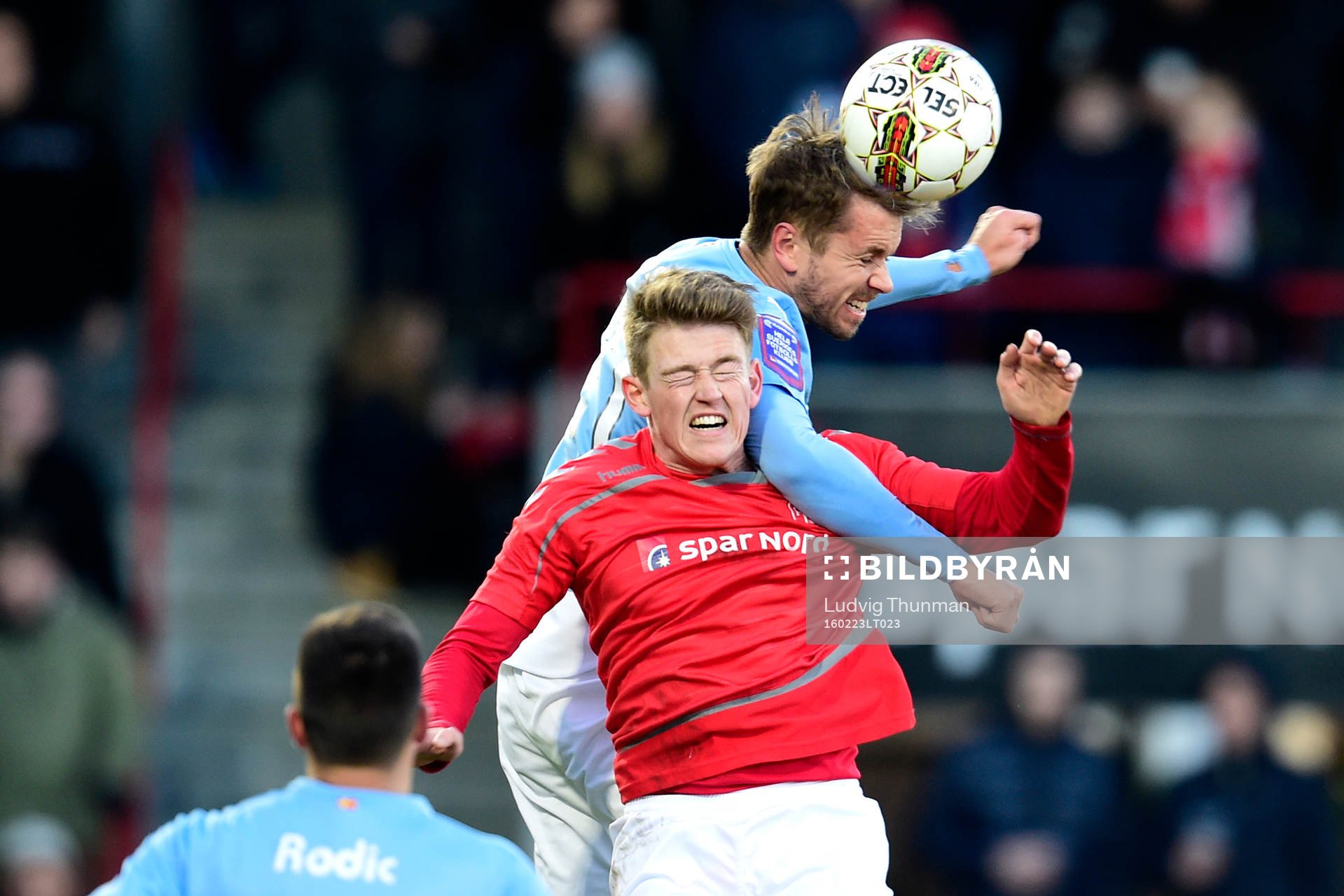 Ålborgs Nicolaj Thomsen i nickduell med Malmö FFs Kári