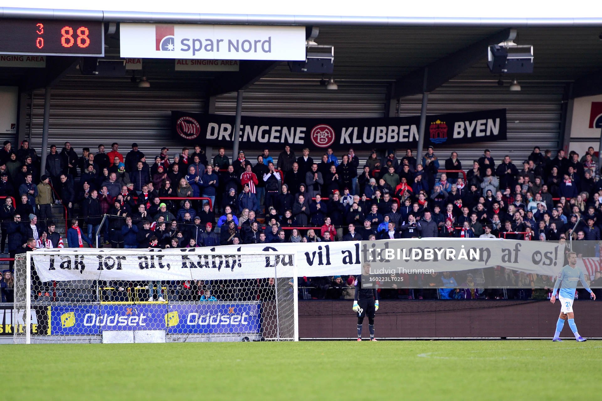 Ålborgs supportrar med en banderoll med texten Tack för