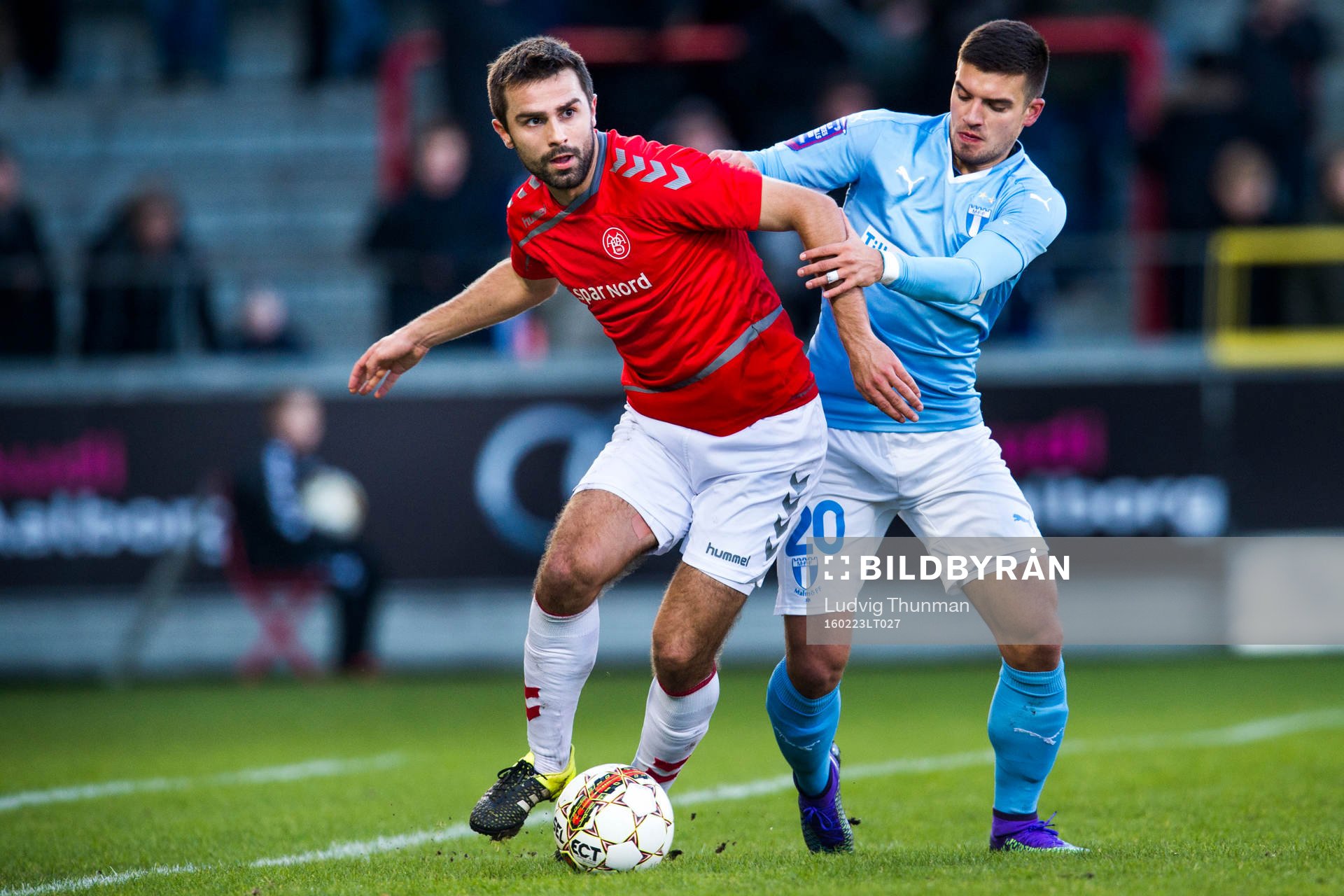 Ålborgs Jakob Blåbjerg i närkamp med Malmö FFs Vladimir Rodic under träningsmatchen i fotboll mellan Ålborg och Malmö FF den 23 februari 2016 i Ålborg.