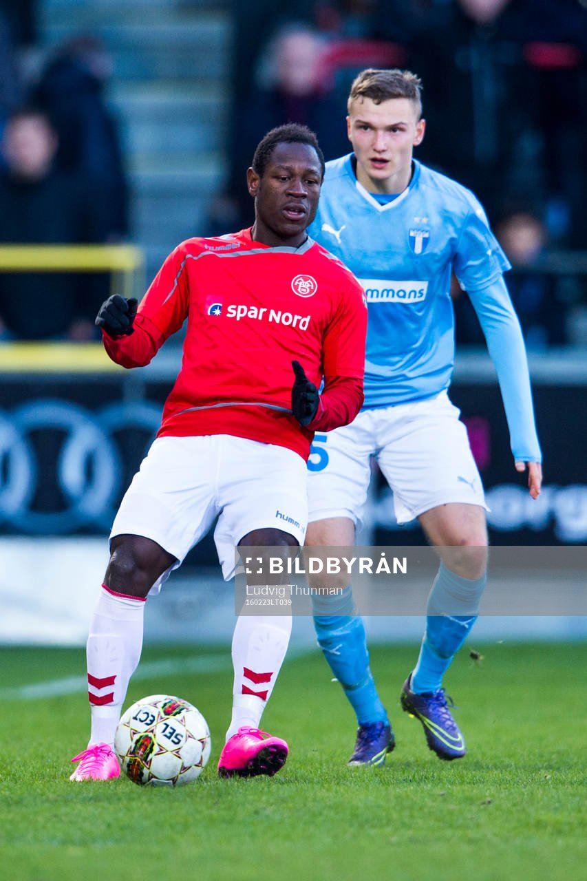 Ålborgs Christian Bassogog och Malmö FFs Piotr Johansson under träningsmatchen i fotboll mellan Ålborg och Malmö FF den 23 februari 2016 i Ålborg.