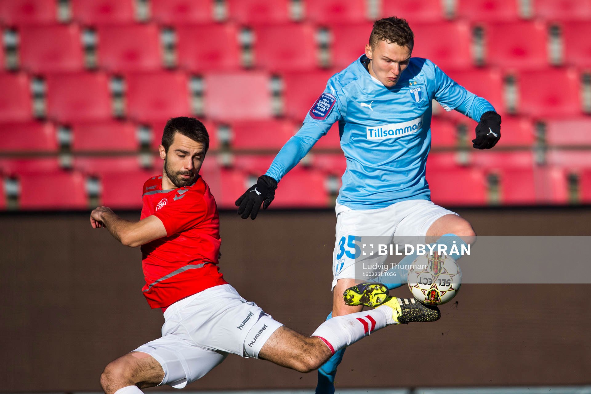 Ålborgs Jakob Blåbjerg i närkamp med Malmö FFs Piotr Johansson under träningsmatchen i fotboll mellan Ålborg och Malmö FF den 23 februari 2016 i Ålborg. 