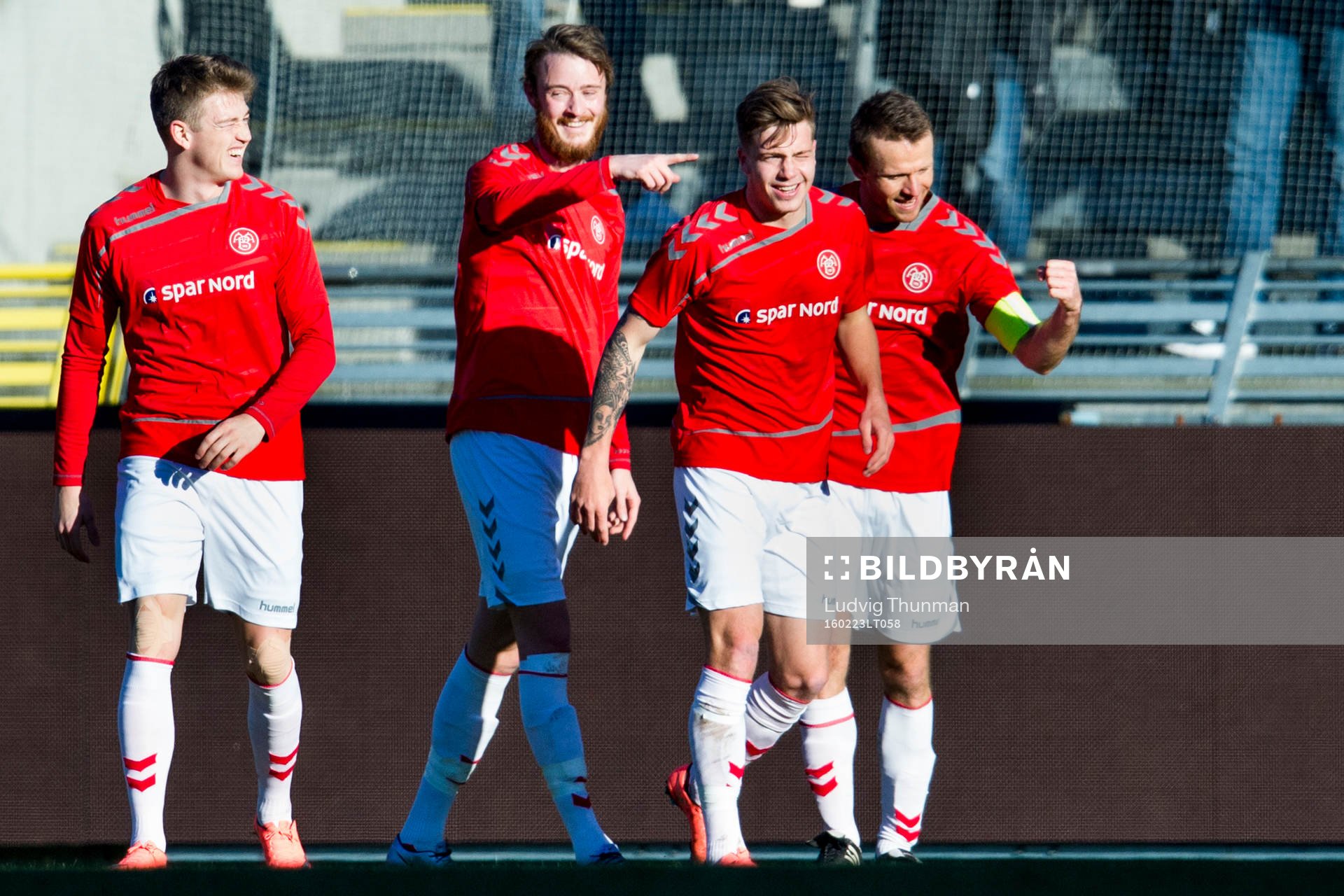 Ålborgs spelare firar Rasmus Jönsson gjort 1-0
