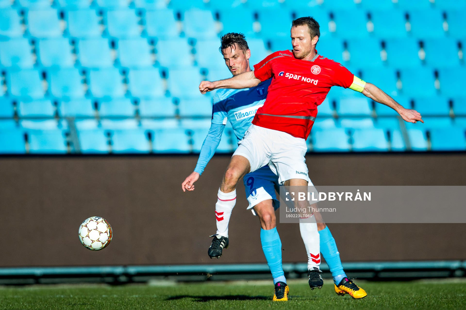 Ålborgs Rasmus Würtz i kamp med Malmö FFs Markus Rosenberg under träningsmatchen i fotboll mellan Ålborg och Malmö FF den 23 februari 2016 i Ålborg. 