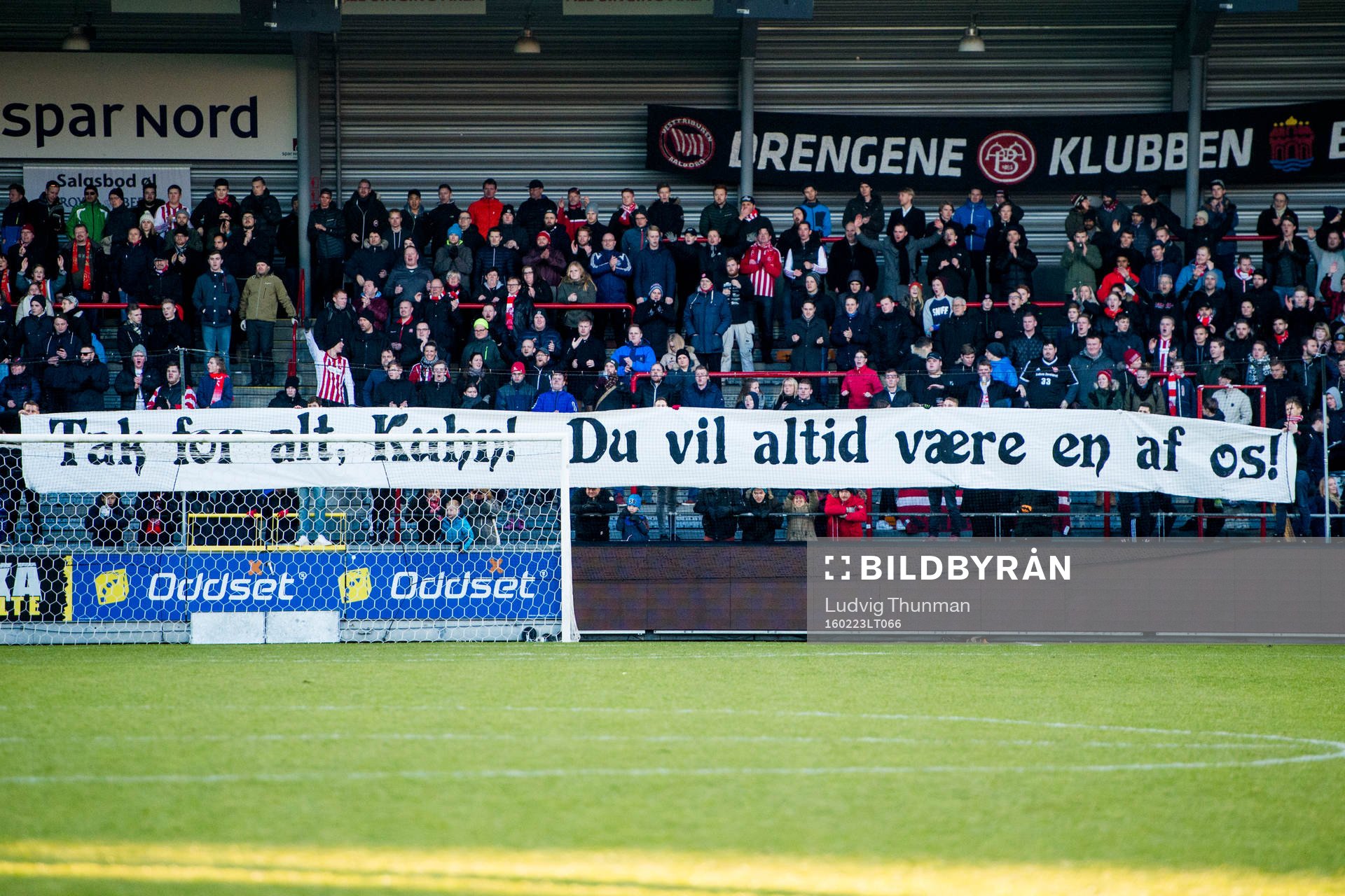 Ålborgs supportrar tackar Malmö FFs tränare Allan Kuhn