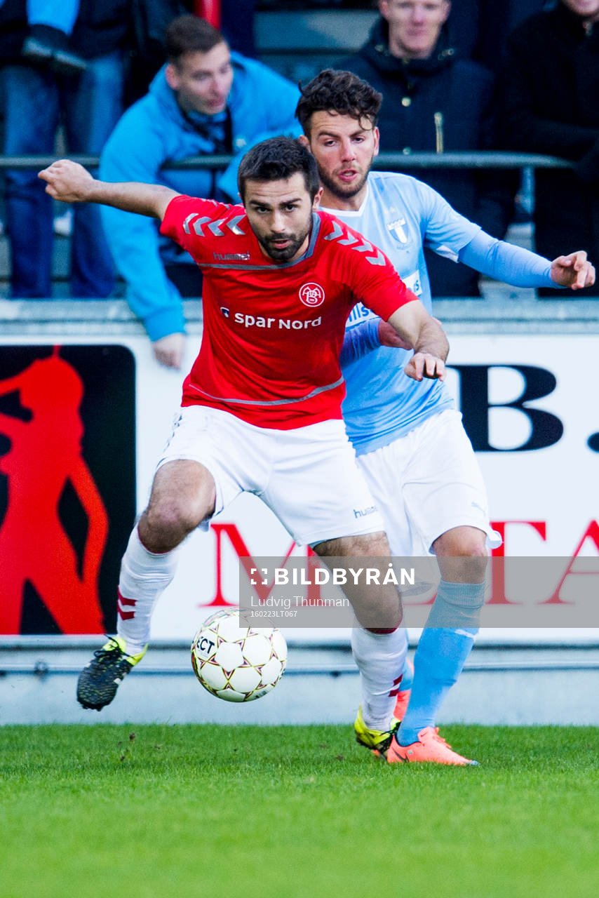 Ålborgs Jakob Blåbjerg i närkamp med Malmö FFs Erdal Rakip under träningsmatchen i fotboll mellan Ålborg och Malmö FF den 23 februari 2016 i Ålborg. 