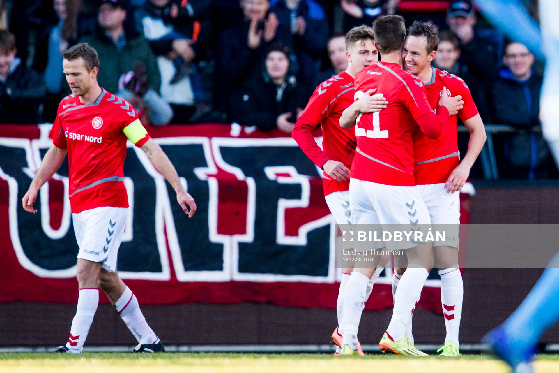 Ålborgs Kasper Risgård (ryggen mot kameran) firas av