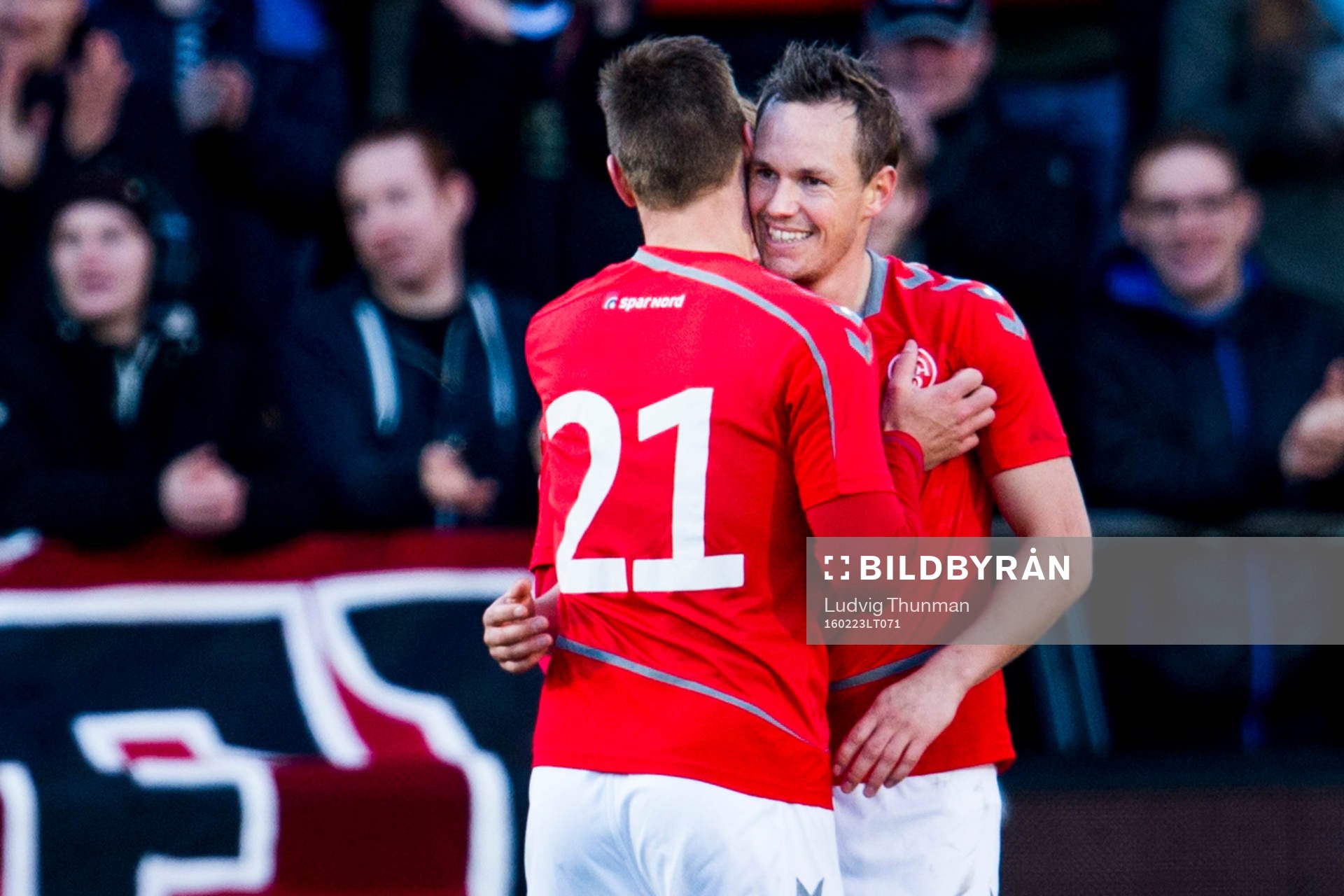 Ålborgs Kasper Risgård (ryggen mot kameran) firas av lagkamraterna efter han gjort 3-0 under träningsmatchen i fotboll mellan Ålborg och Malmö FF den 23 februari 2016 i Ålborg.