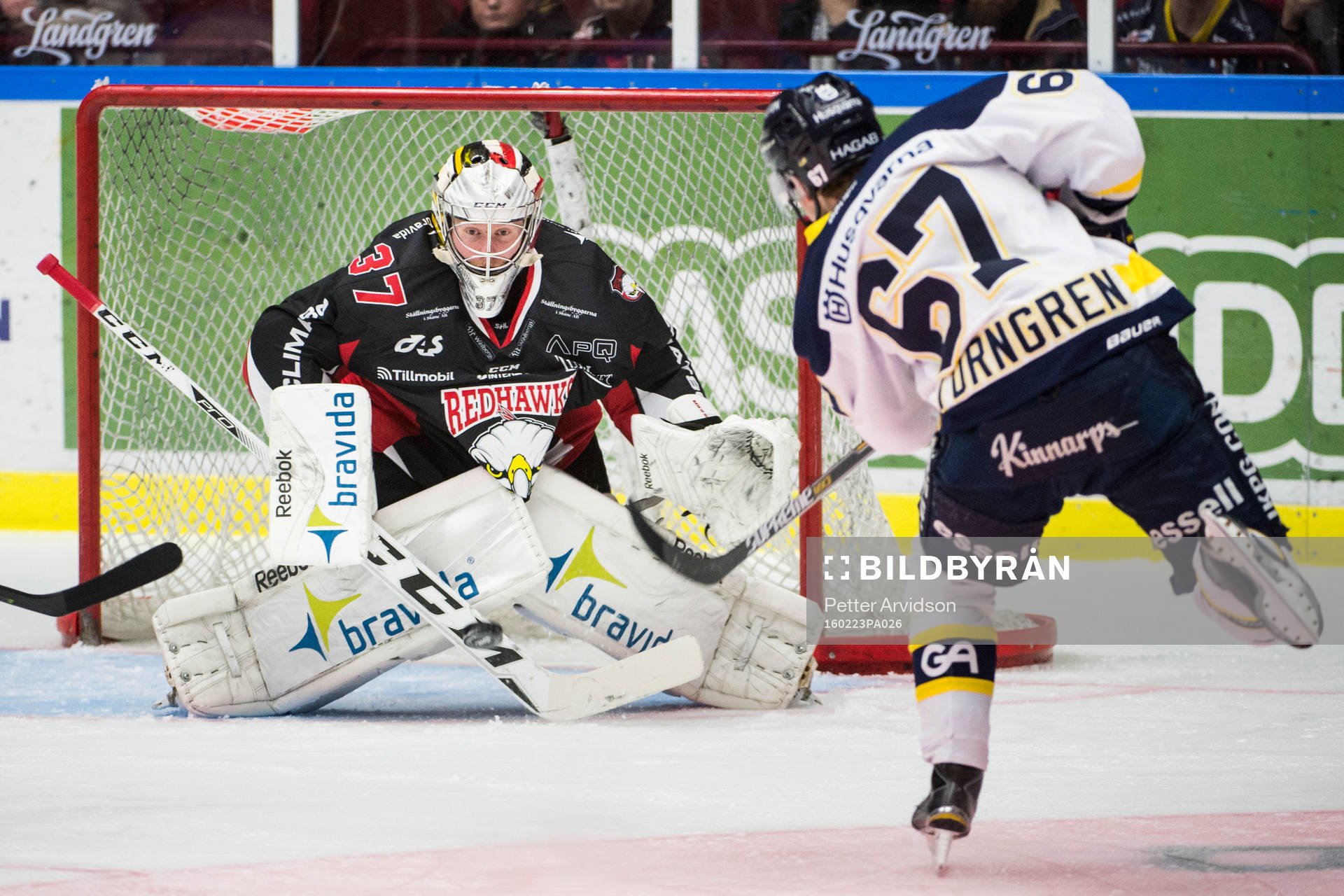 s Filip Lestan skjuter mot Malmö Redhawks målvakt Jonas