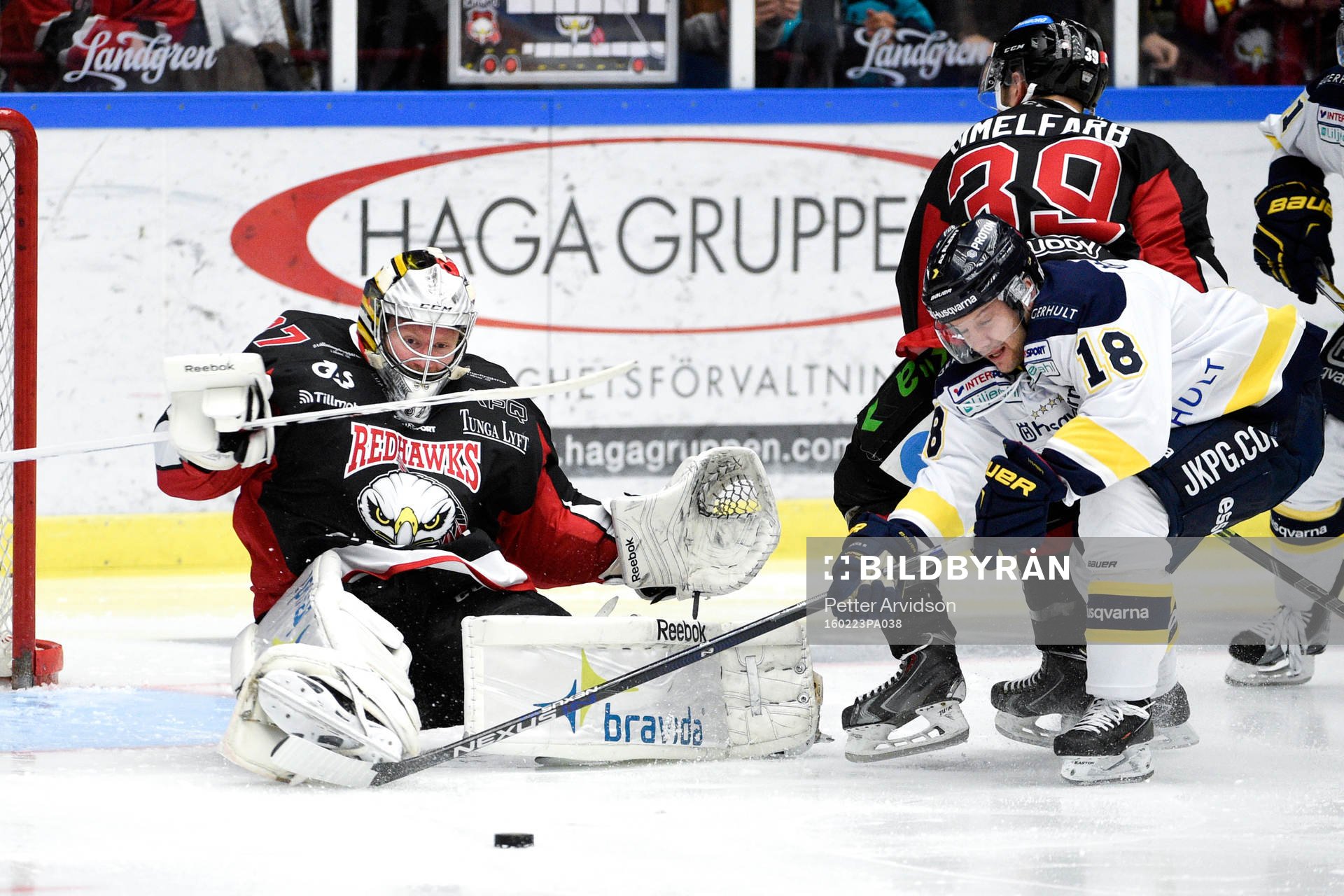 s Pär Arlbrandt oroar framför Malmö Redhawks målvakt