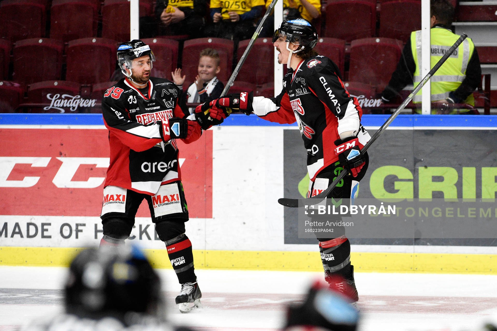 Malmö Redhawks Eric Himelfarb och Peter Mueller jublar