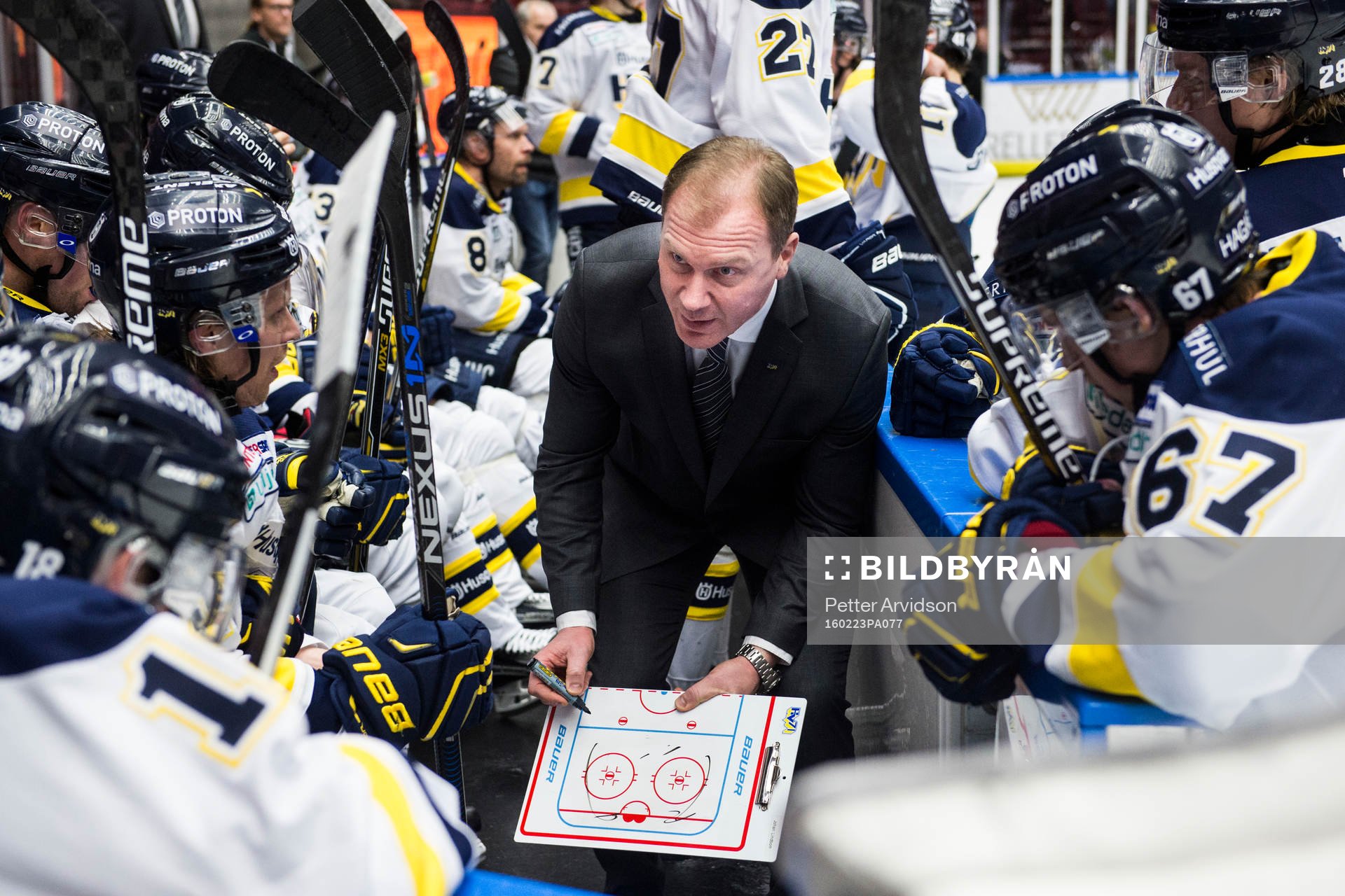 s tränare Johan Lindbom instruerar sina spelare