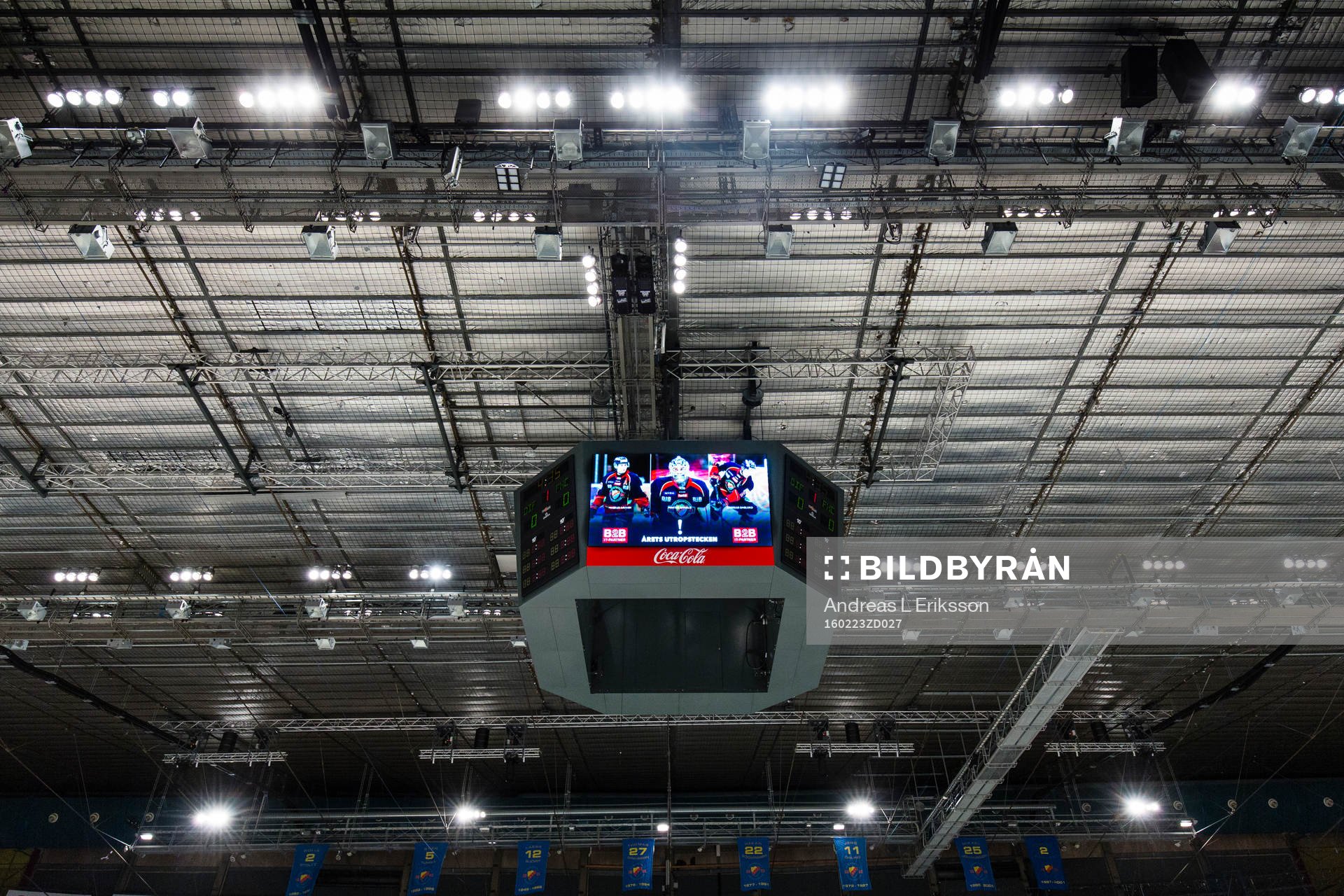 Storbildskärmen i taket på Hovet innan ishockeymatchen i