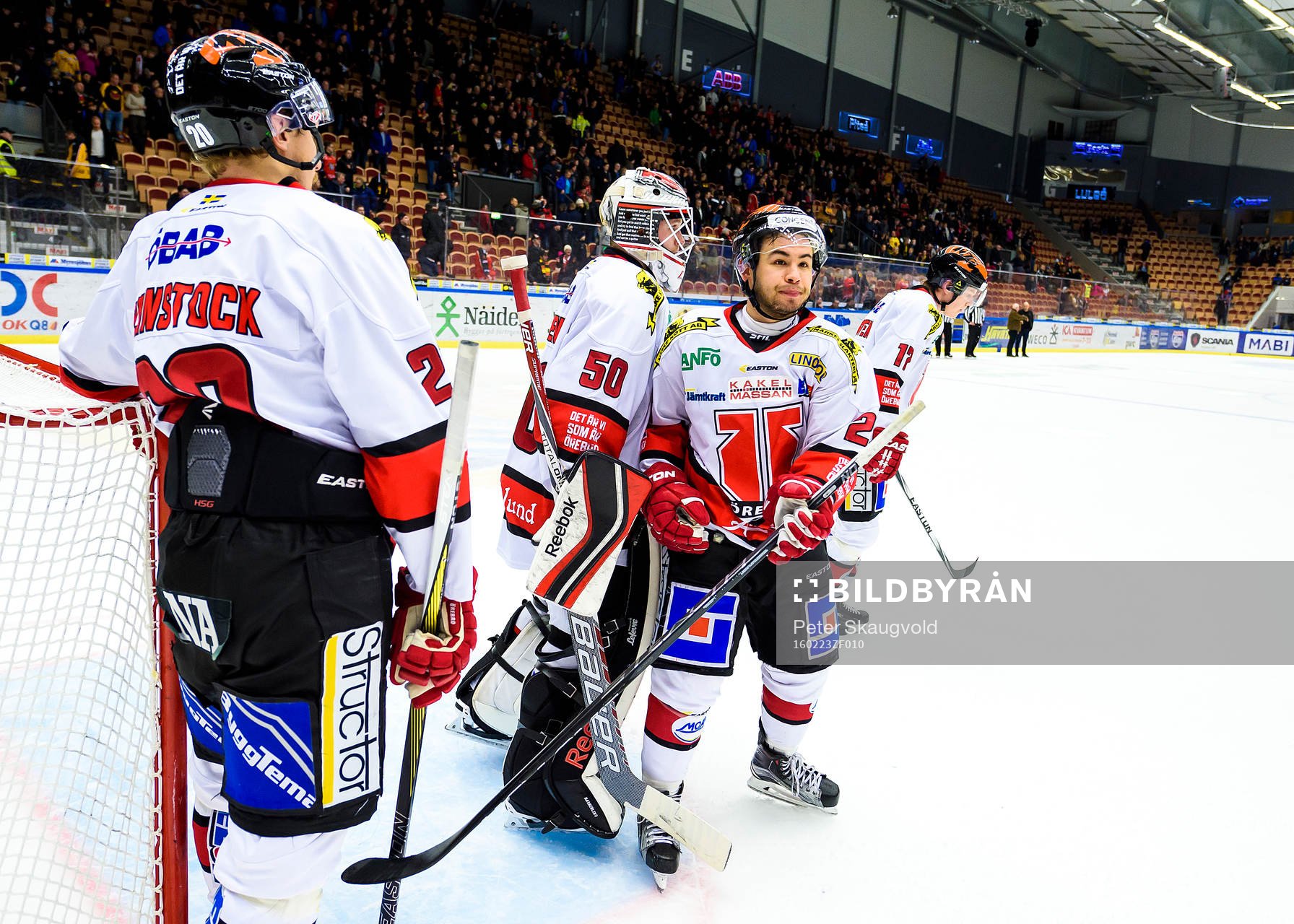 Örebros Greg Squires klappar om målvakt Daniel Marmenlind