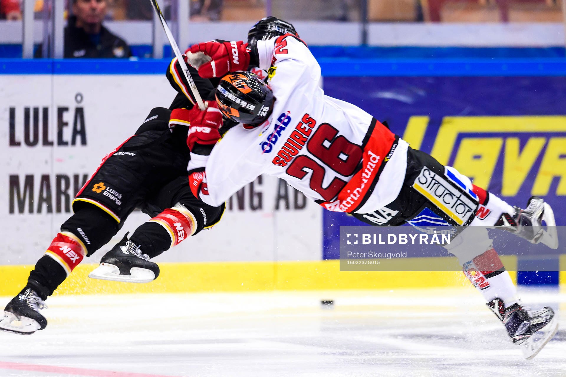 Luleås Jonathan Sigalet tacklar Örebros Greg Squires